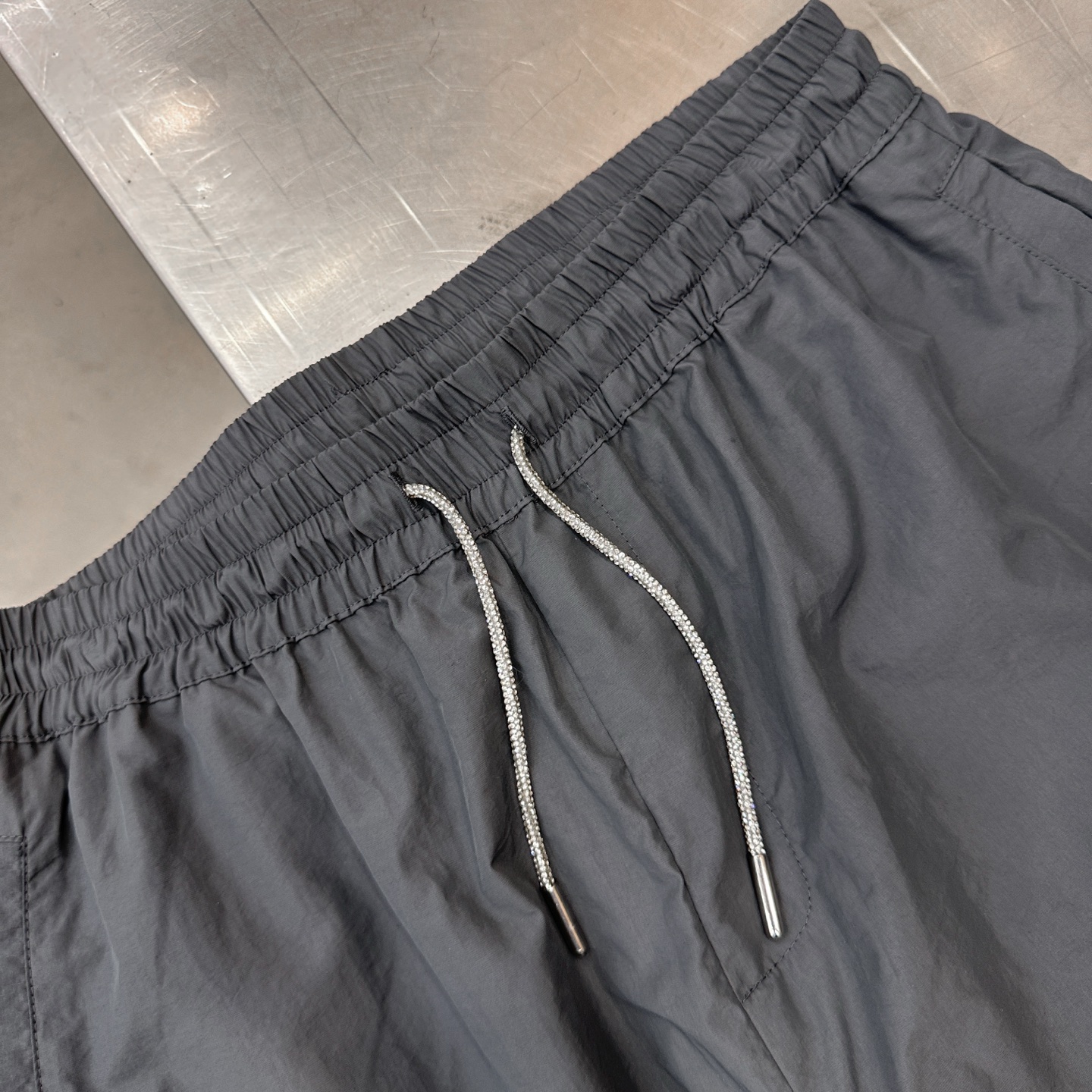 アレキサンダーワン ラインストーン ロゴ ワイドパンツ 画像 8