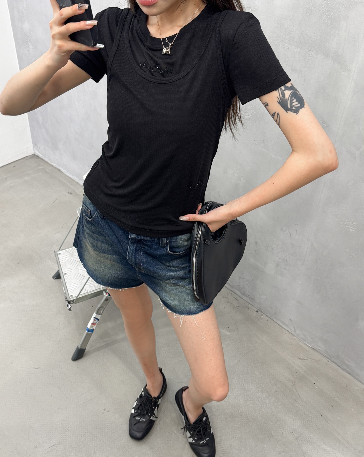 アクネ ストゥディオズ ラインストーン ロゴ スクープネック Tシャツ 画像 8
