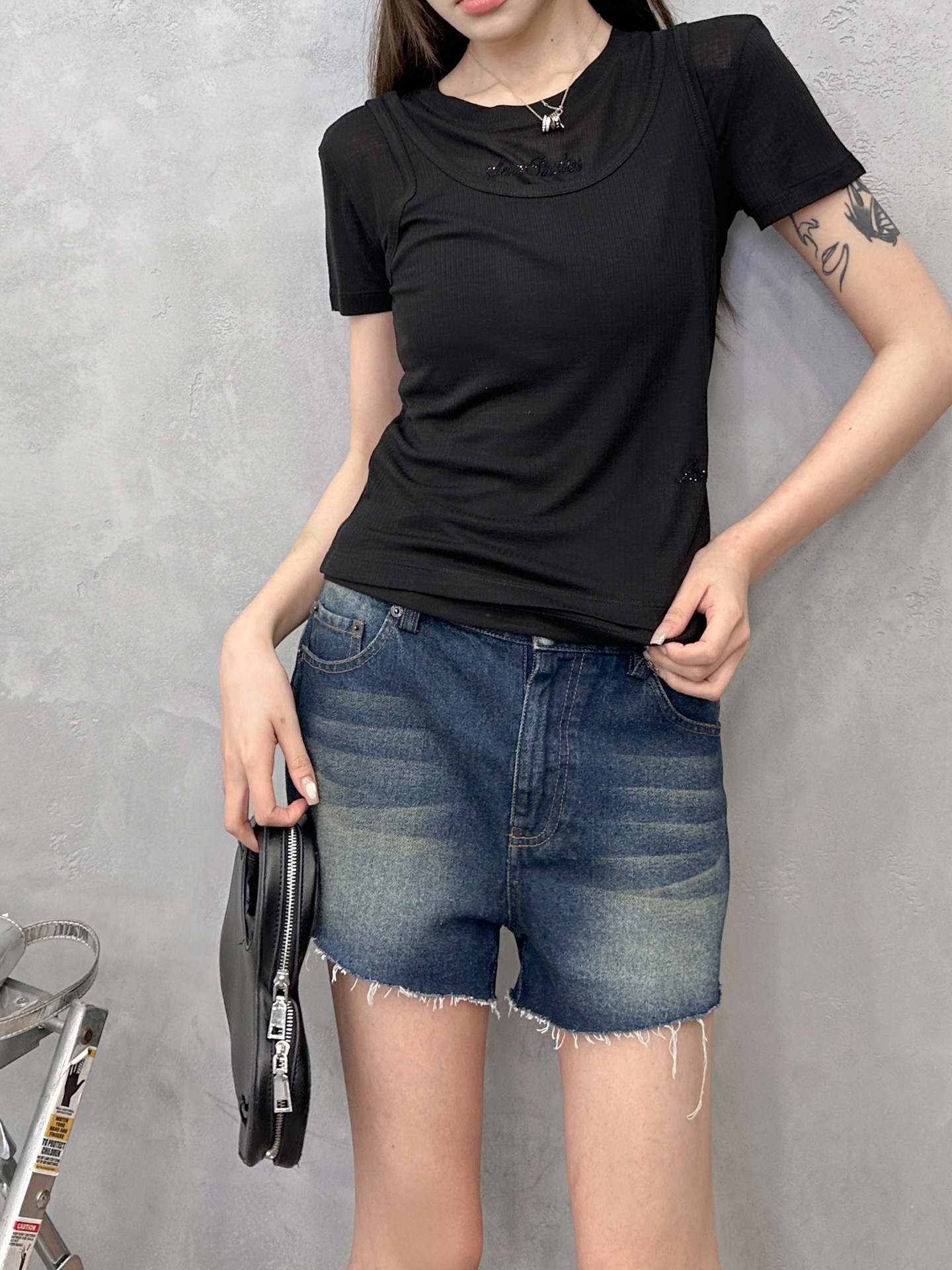 アクネ ストゥディオズ ラインストーン ロゴ スクープネック Tシャツ 画像 9
