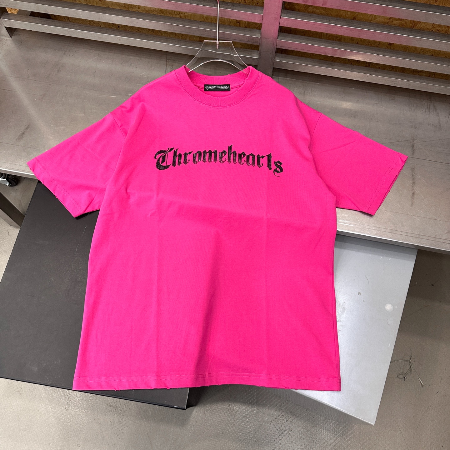 クロムハーツ ラインストーンロゴ ピンクウォッシュTシャツ 画像 4