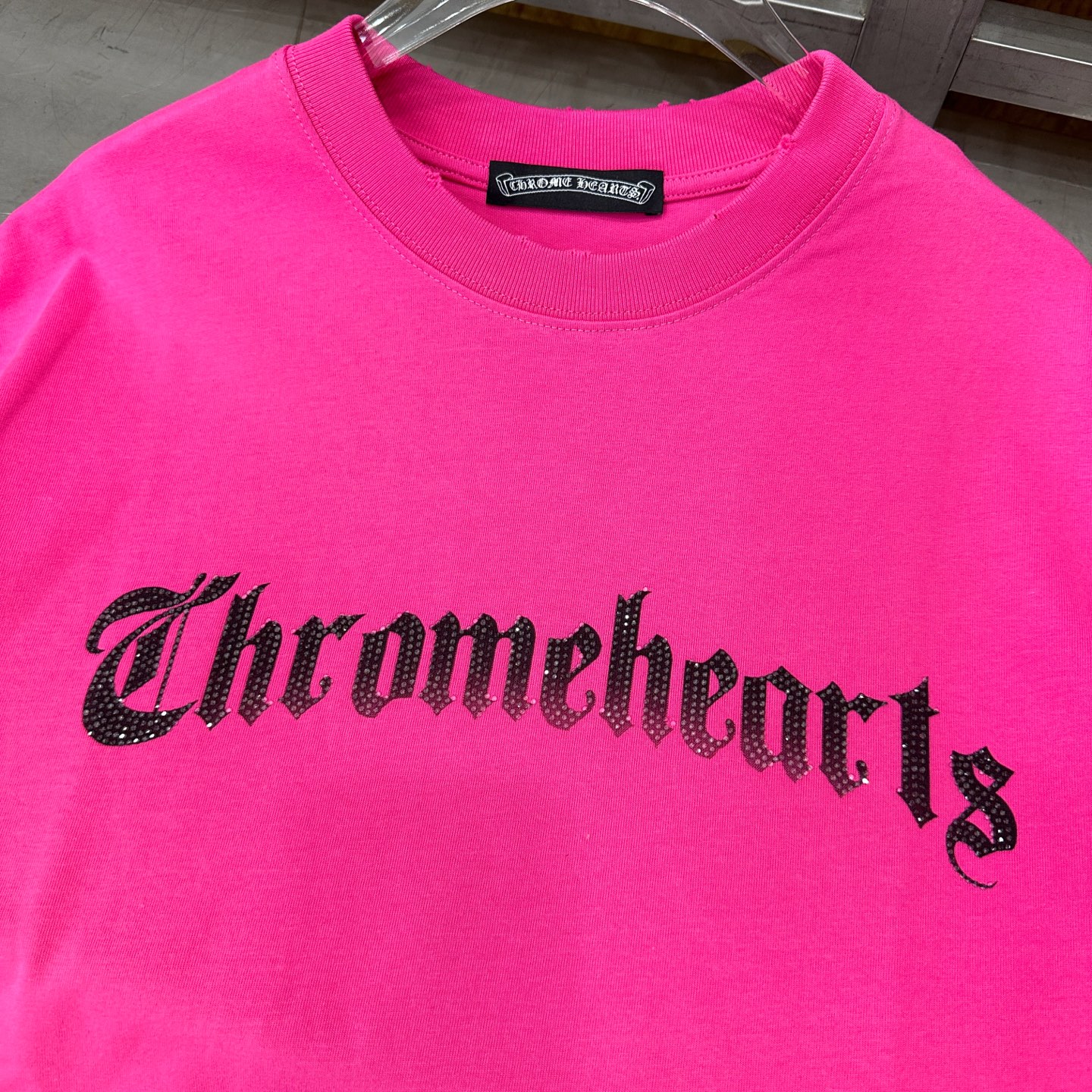 クロムハーツ ラインストーンロゴ ピンクウォッシュTシャツ 画像 7