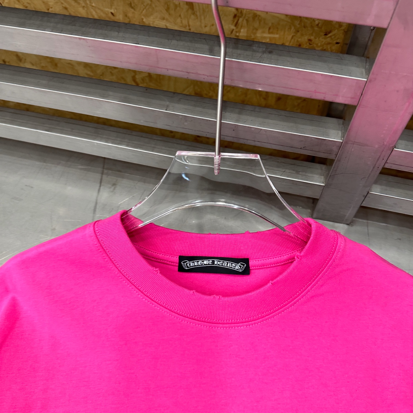 クロムハーツ ラインストーンロゴ ピンクウォッシュTシャツ 画像 8