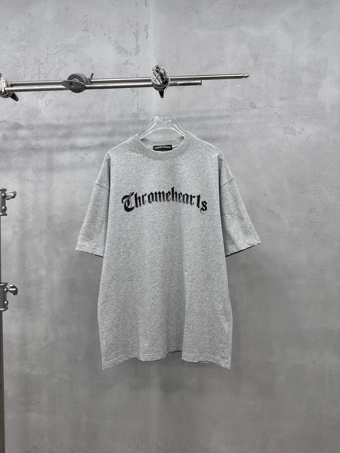 クロムハーツ ラインストーンロゴ ウォッシュ加工Tシャツ 詳細画像 1