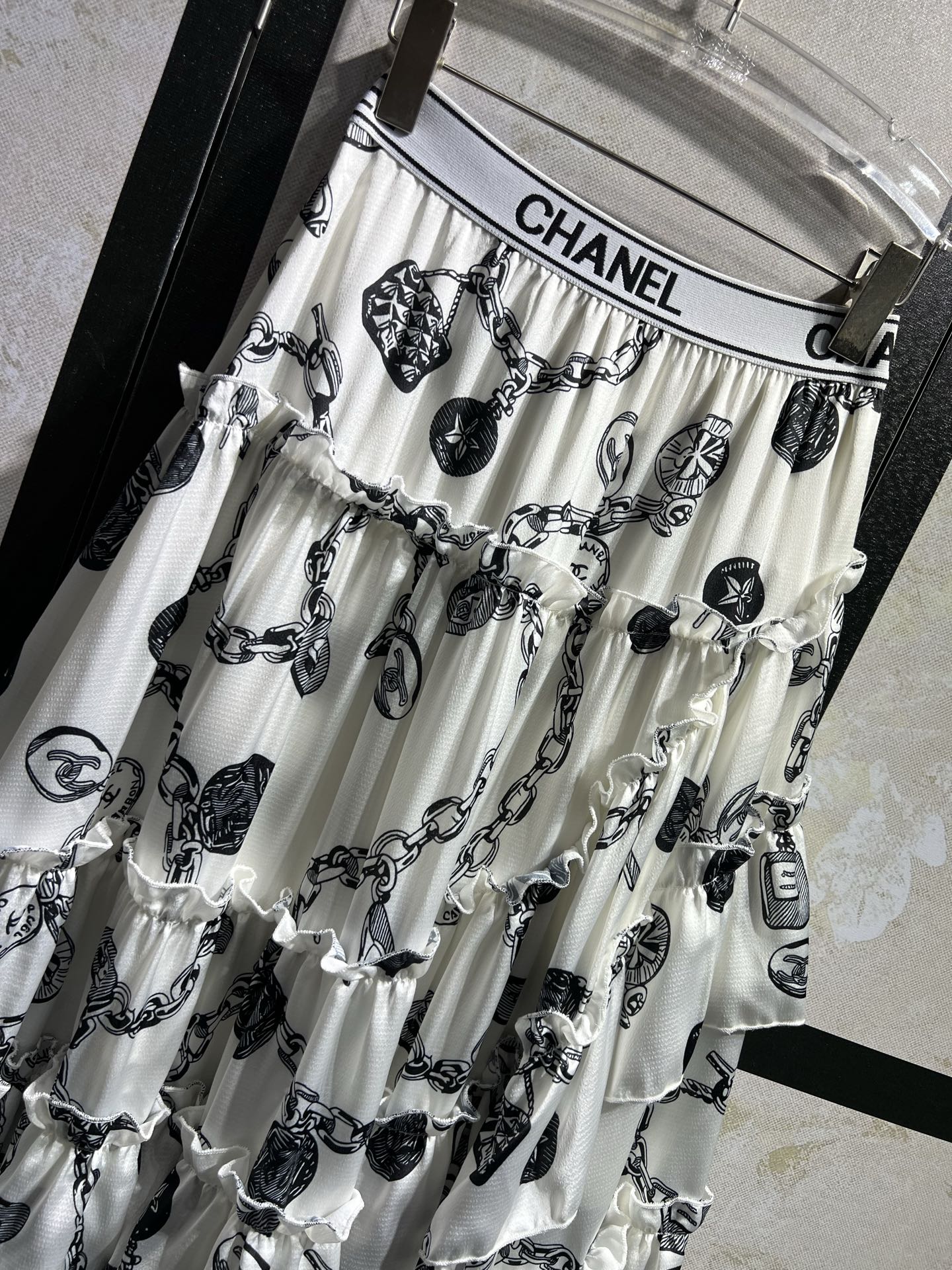 シャネル チェーンプリント サテン ミディスカート 画像 6