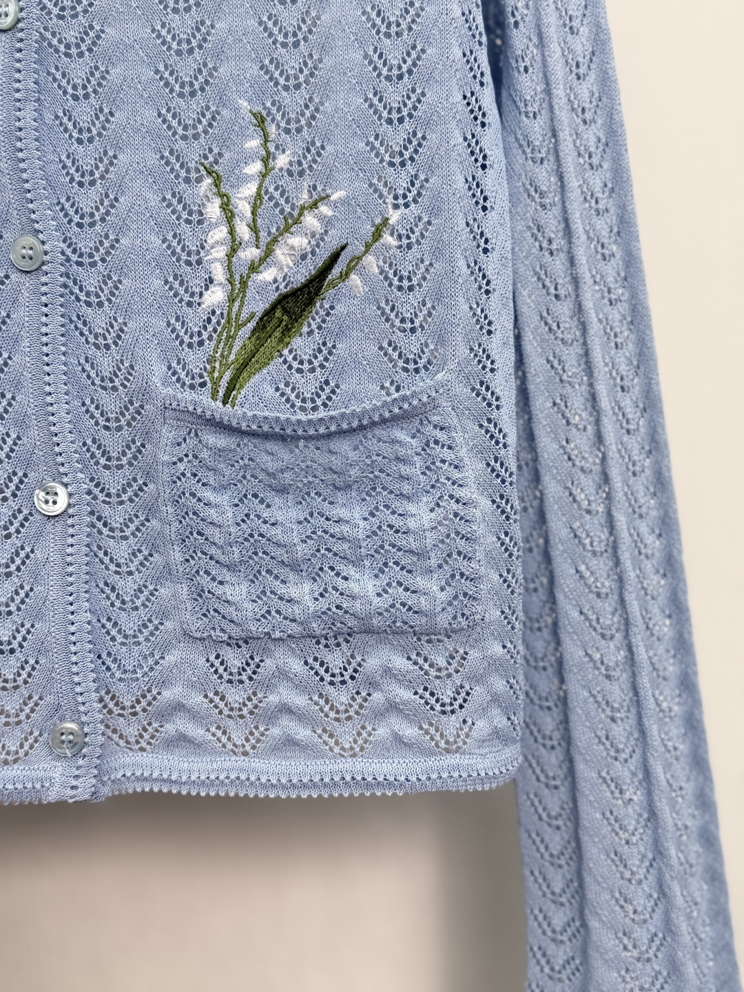 ライトブルー 透かし編み リリー刺繍カーディガン 画像 6