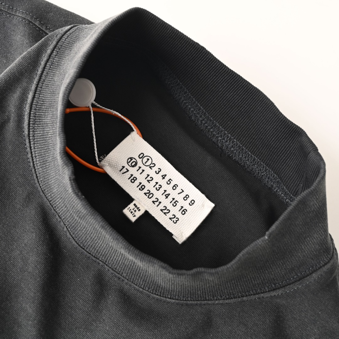 エムエムシックス メゾン マルジェラ ポケット グラフィティ ダメージ モックネック Tシャツ チャコール 画像 4