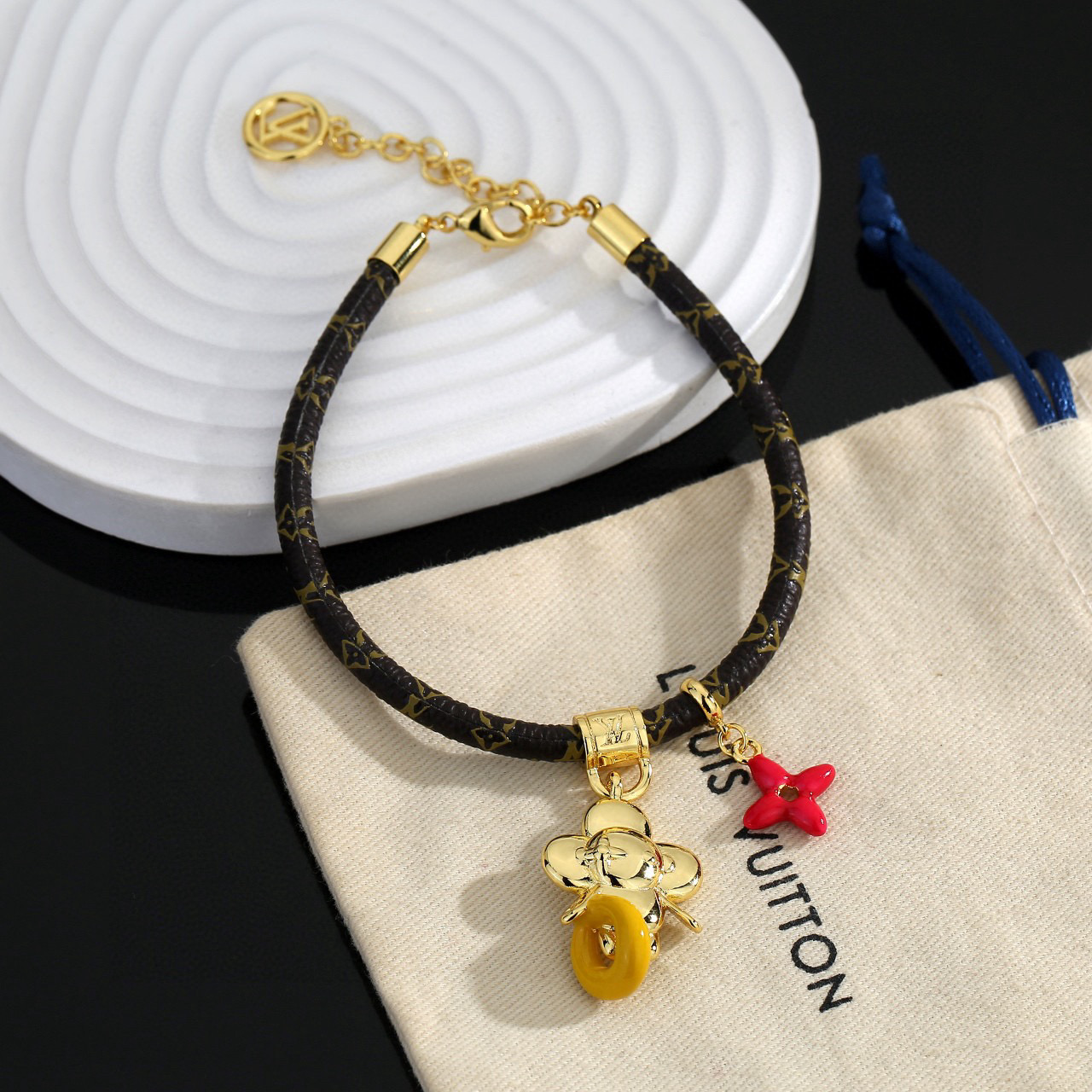 ルイヴィトン LV Circle リバーシブル ブレスレット ロゴレター レザー ゴールド モノグラムチャーム 詳細画像 1