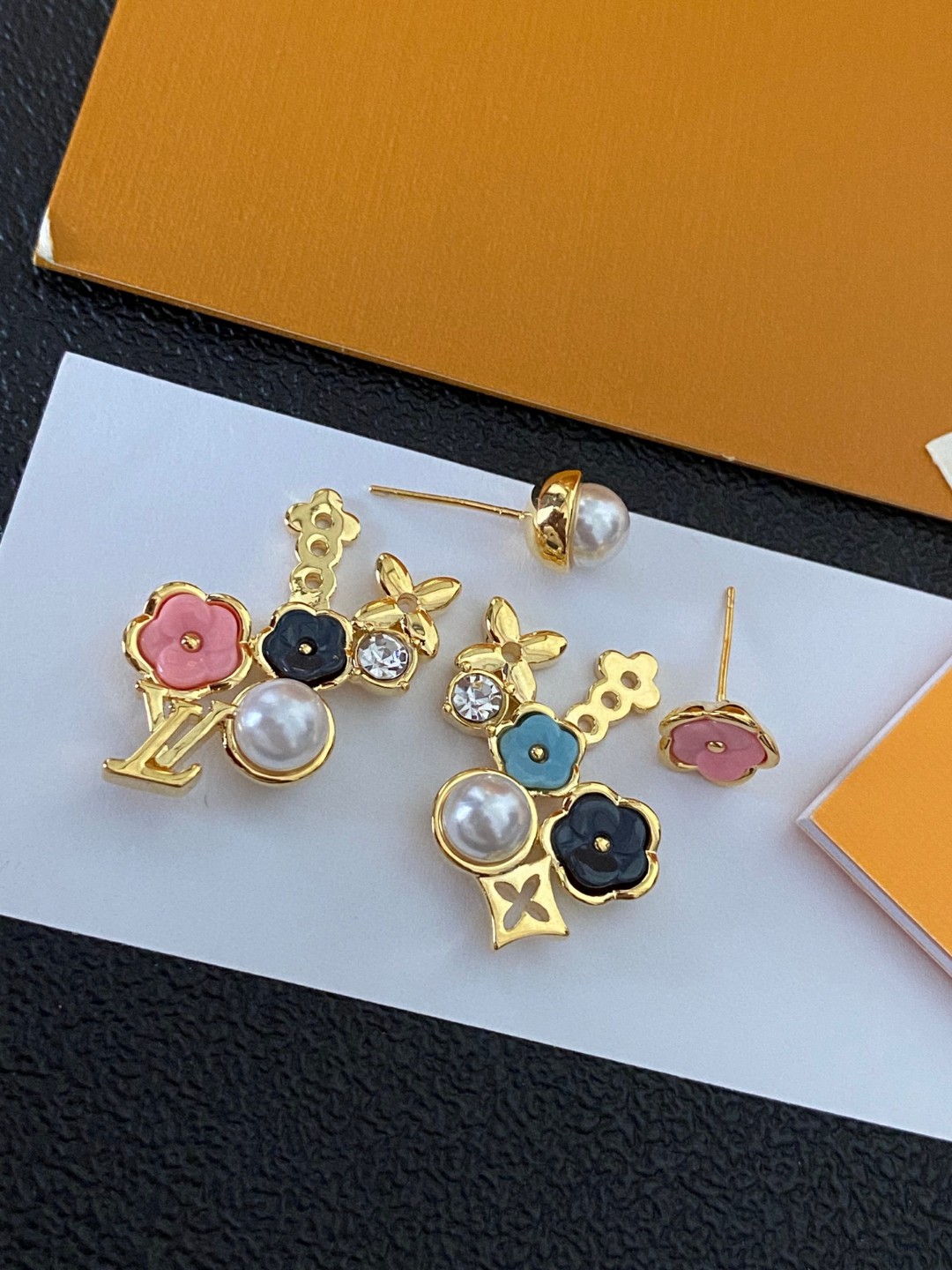 ルイヴィトン パール カラークリスタル ロゴレター ピアス ホワイト 詳細画像 1