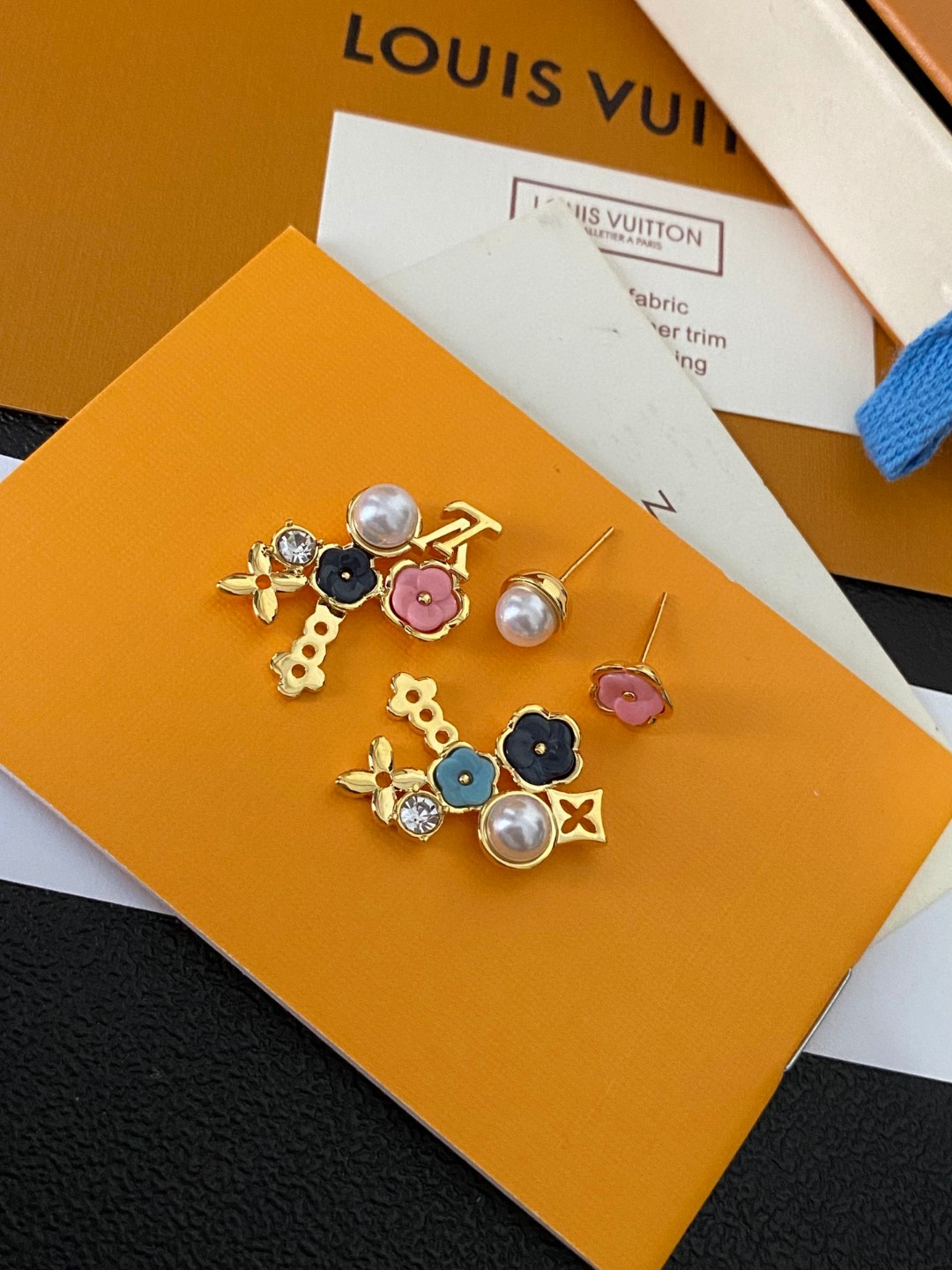 ルイヴィトン パール カラークリスタル ロゴレター ピアス ホワイト 詳細画像 3