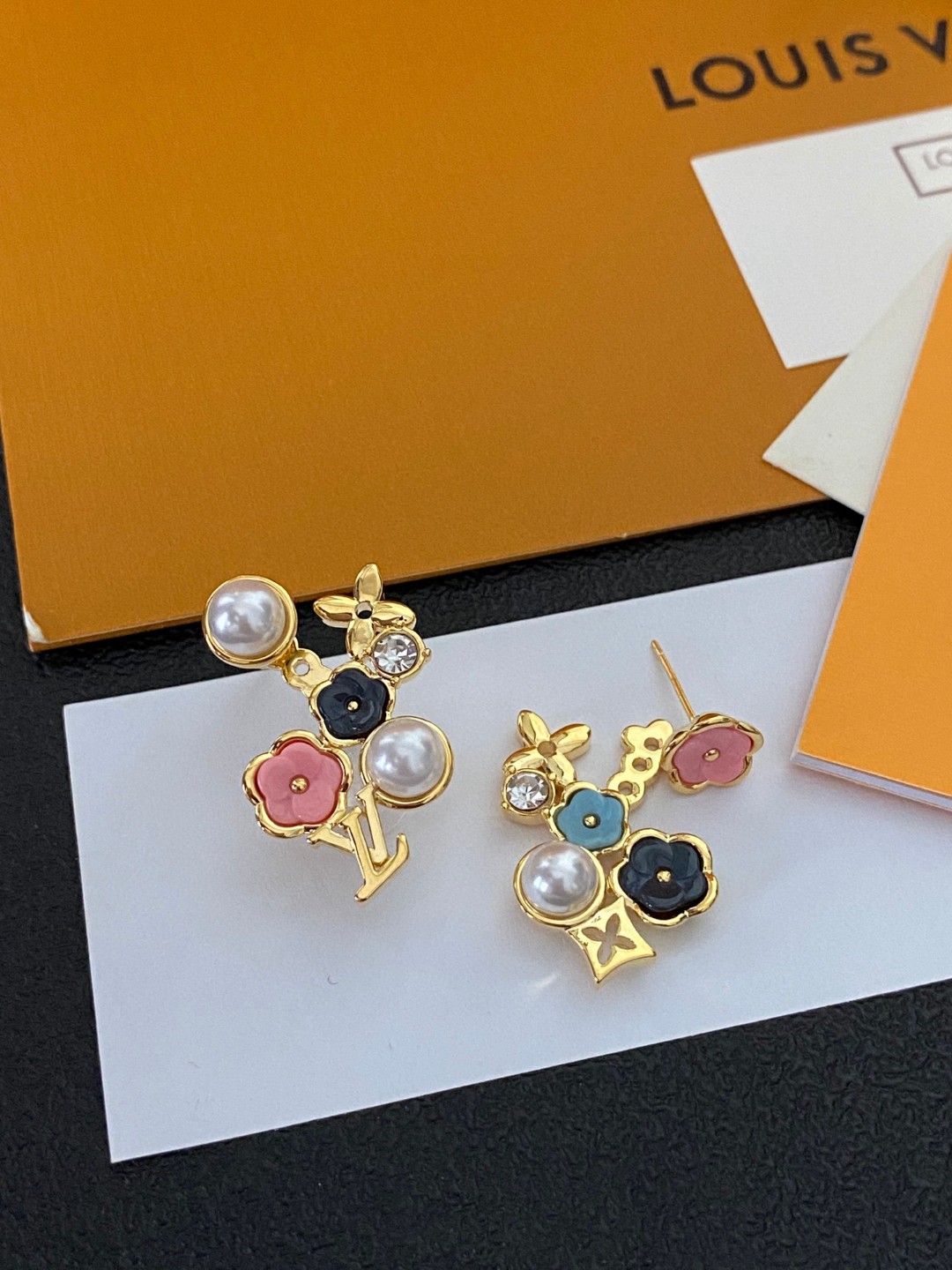 ルイヴィトン パール カラークリスタル ロゴレター ピアス ホワイト 画像 5