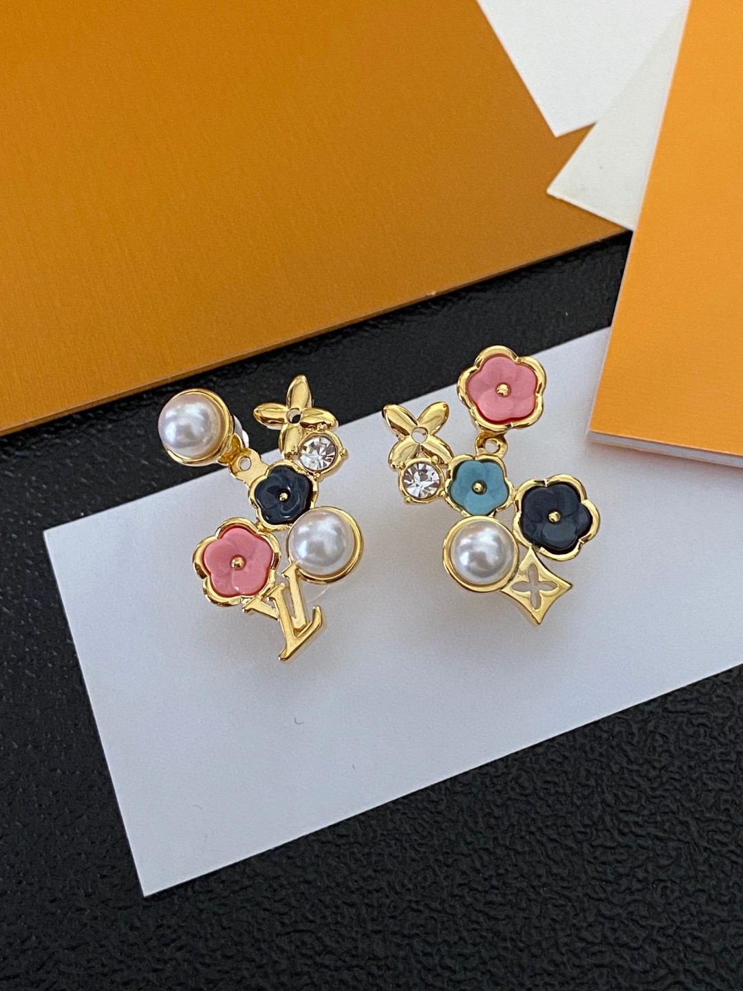 ルイヴィトン パール カラークリスタル ロゴレター ピアス ホワイト 画像 8
