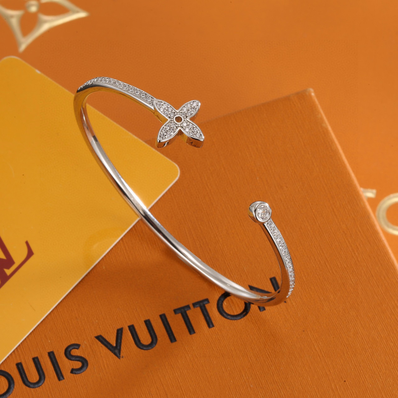 ルイヴィトン クローバー LV Twig スター バングル 詳細画像 1