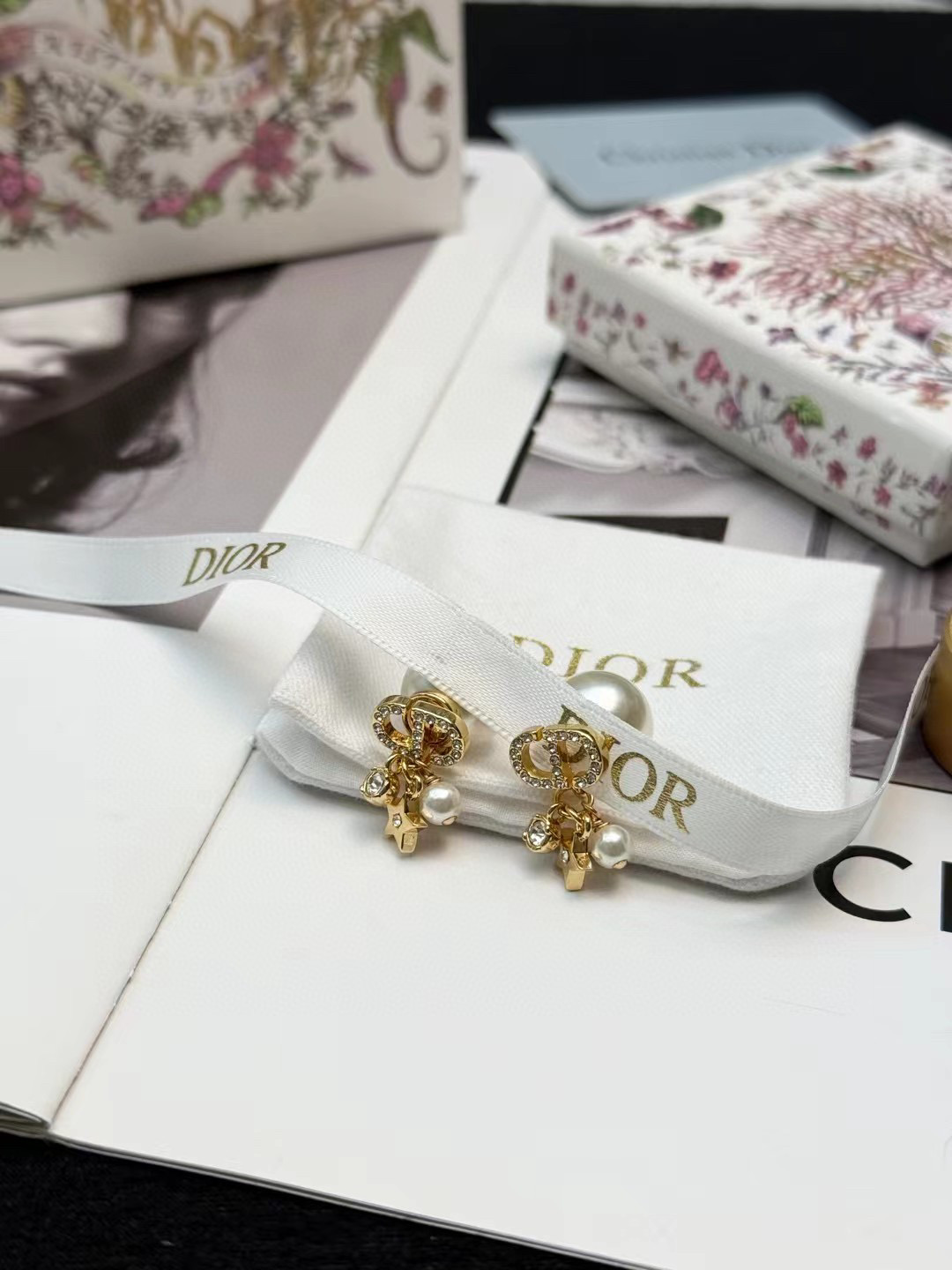 ディオール パール レジン カラーブロック ロゴレター Dior Tribales ピアス シルバー ホワイト Tribales クリスタルドロップ 詳細画像 2