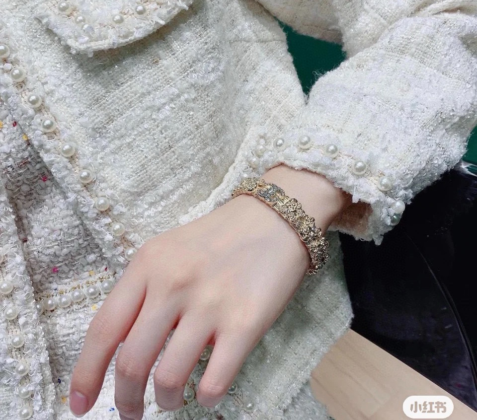 シャネル オープンワーク ロゴレター マルチチャーム バングル 画像 4