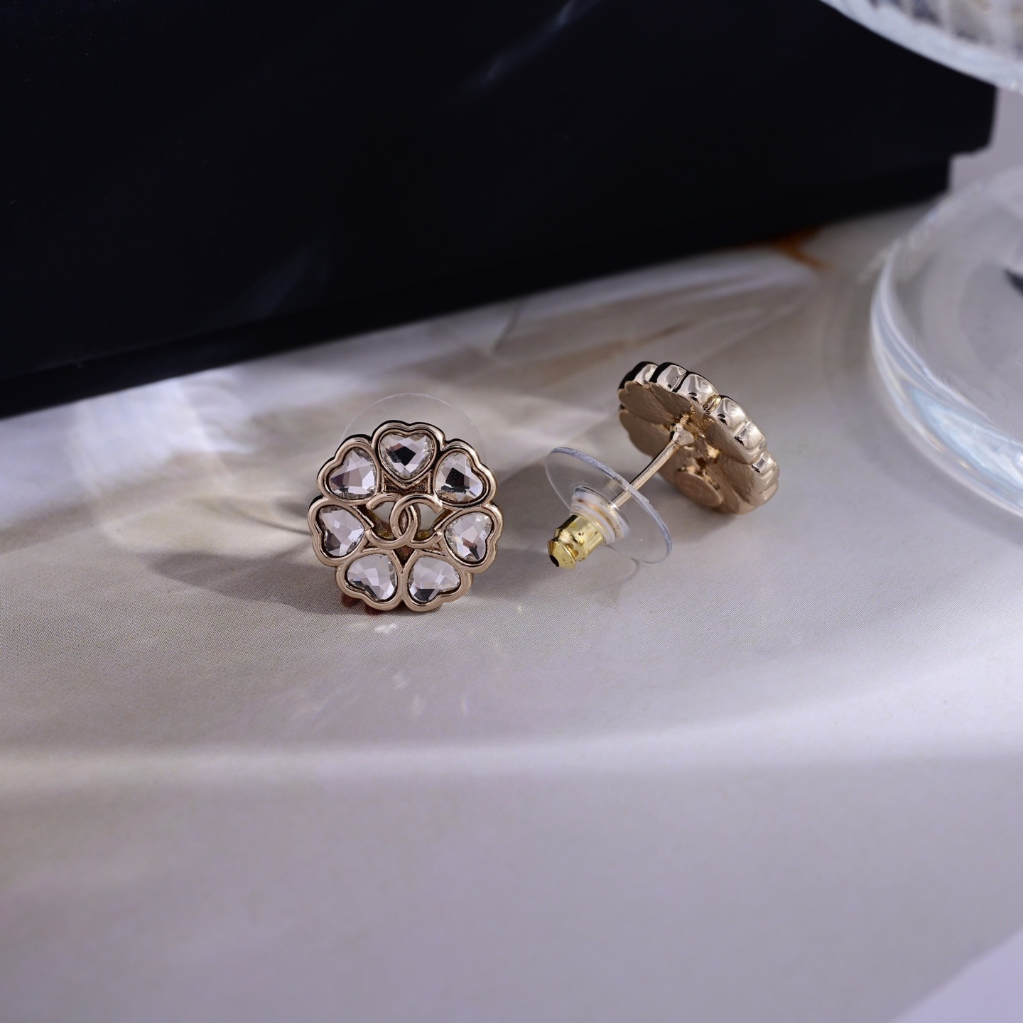 シャネル レザー ピアス クリスタル フラワー スタッド 詳細画像 2