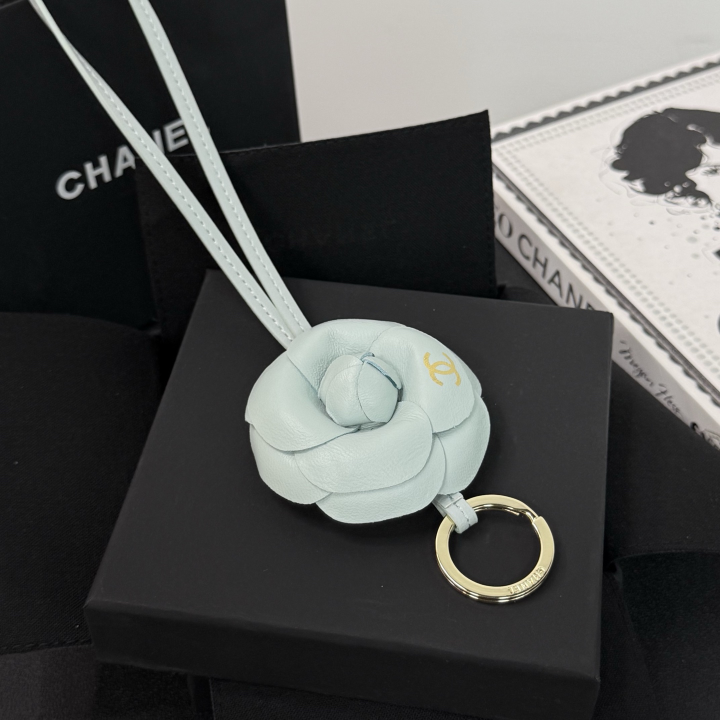 シャネル レッド ピンク ゴールド カメリア レザー マルチカラー バッグチャーム キーホルダー ライトブルー ホワイト カメリア 画像 4