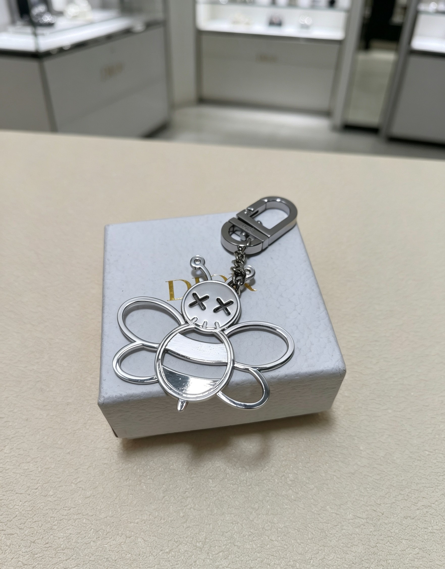 ディオール シルバー ビー レザー ロゴレター バッグチャーム キーホルダー 詳細画像 1