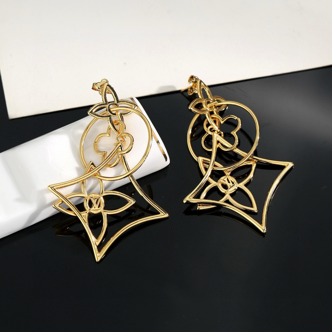 ルイヴィトン スター LV Twig ロゴレター ピアス 詳細画像 2