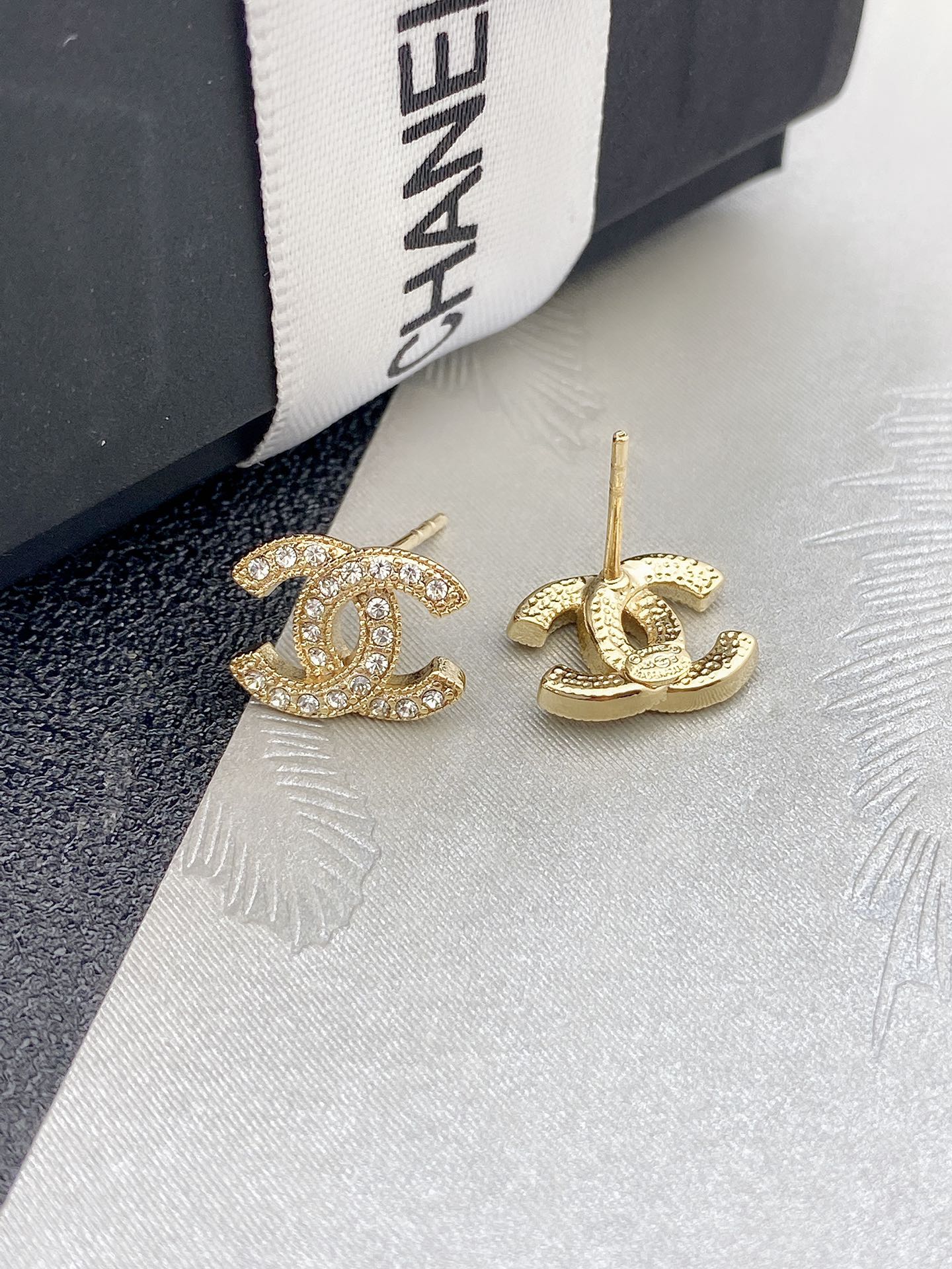 シャネル イエロー ゴールド ミニ マルチカラー ロゴレター ピアス 画像 6