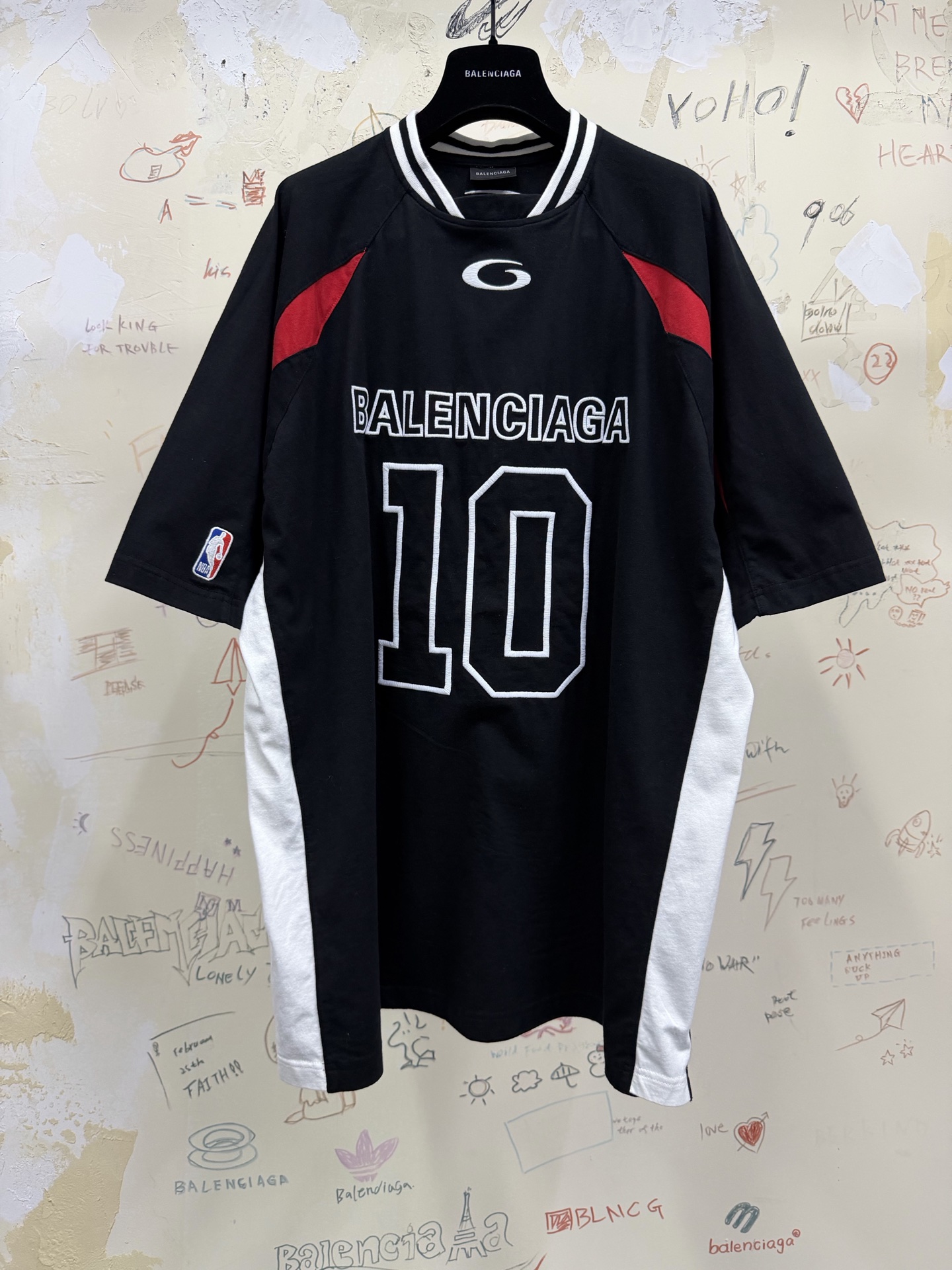 バレンシアガ x エヌビーエー 10 ジャージーTシャツ ブラック 詳細画像 1