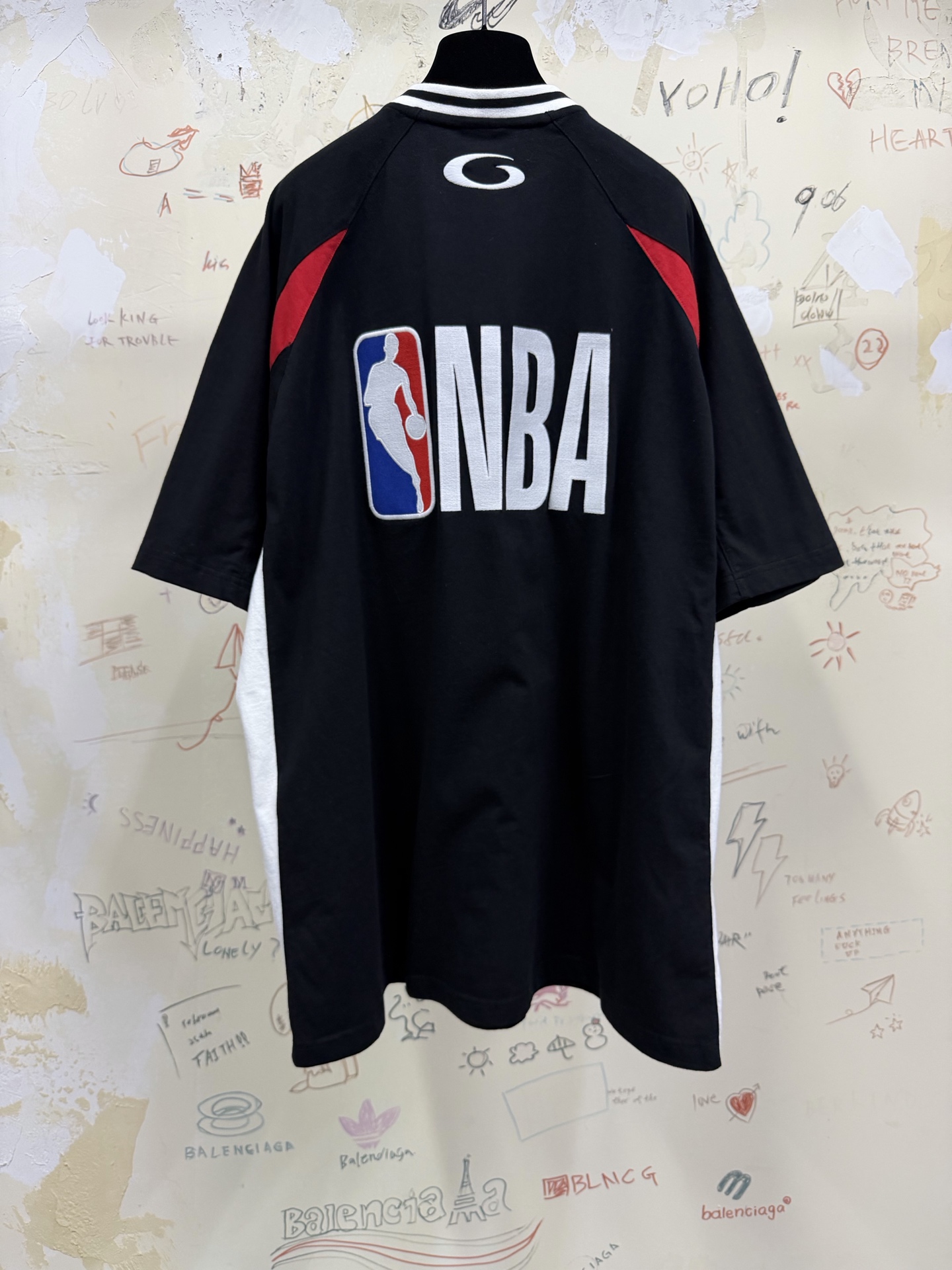 バレンシアガ x エヌビーエー 10 ジャージーTシャツ ブラック 画像 5