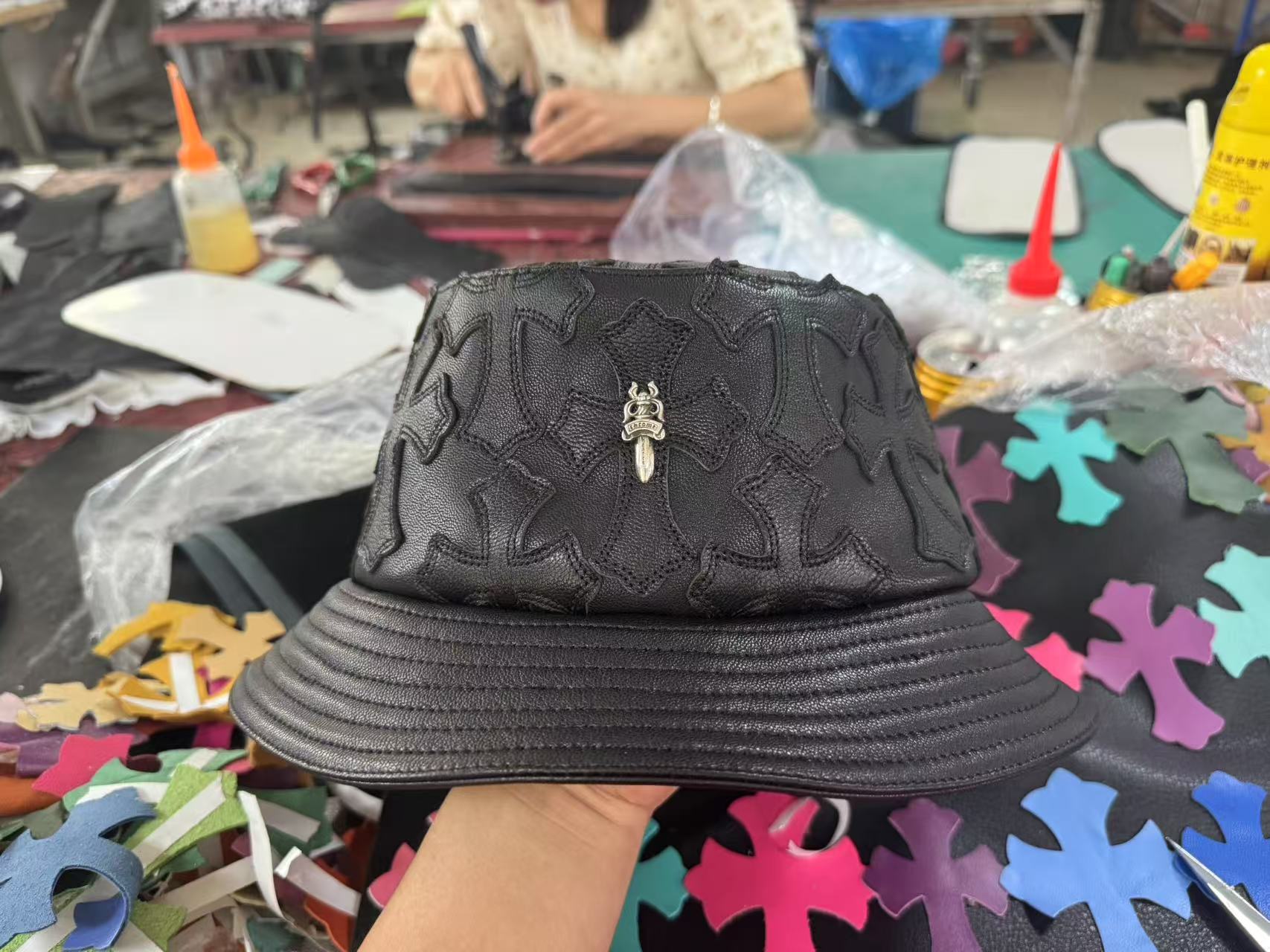 クロムハーツ ブラック レザー バケット Hat Front クロス 詳細画像 1