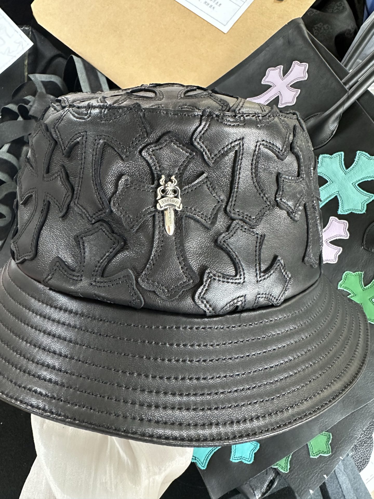 クロムハーツ ブラック レザー バケット Hat Front クロス 詳細画像 2