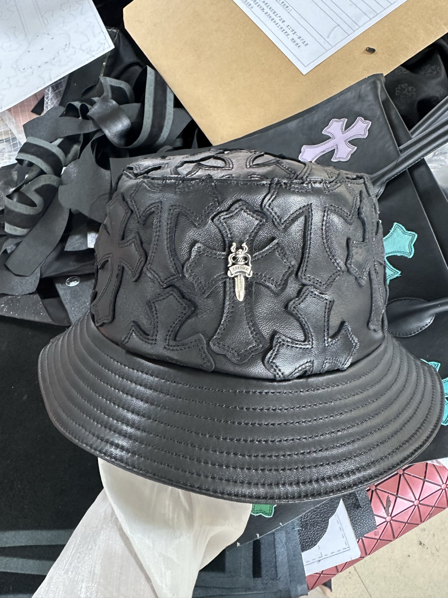 クロムハーツ ブラック レザー バケット Hat Front クロス 詳細画像 3