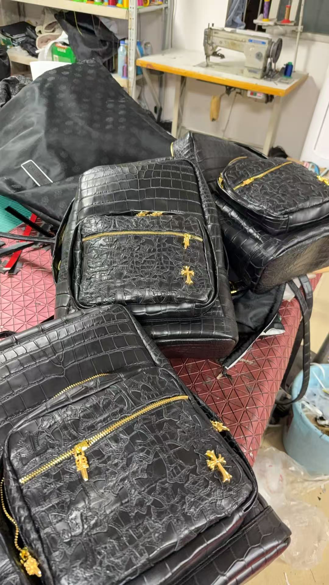 クロムハーツ Croc エンボス ブラック レザー バックパック 詳細画像 3
