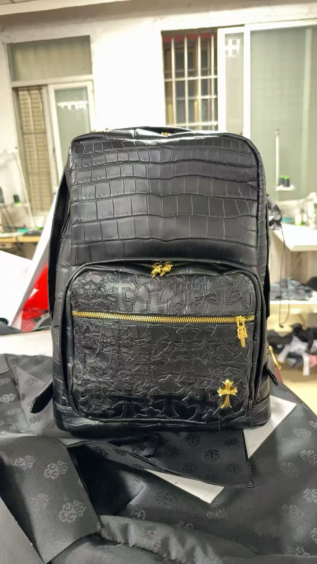 クロムハーツ Croc エンボス ブラック レザー バックパック 画像 5