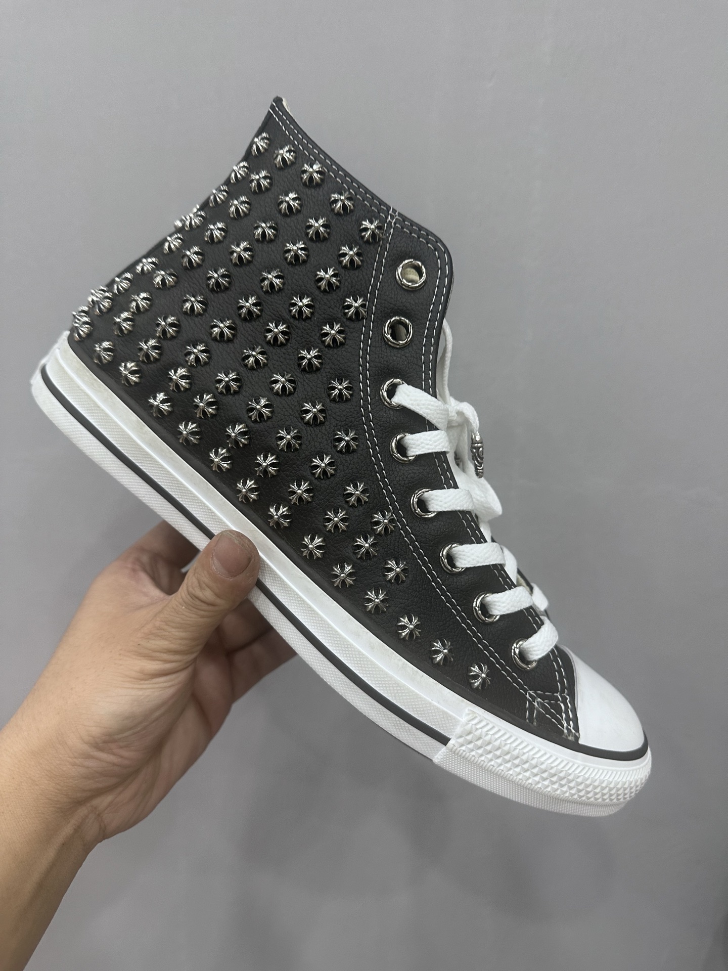 クロムハーツ x Converse スタッズ ハイトップ スニーカー ブラック 詳細画像 1