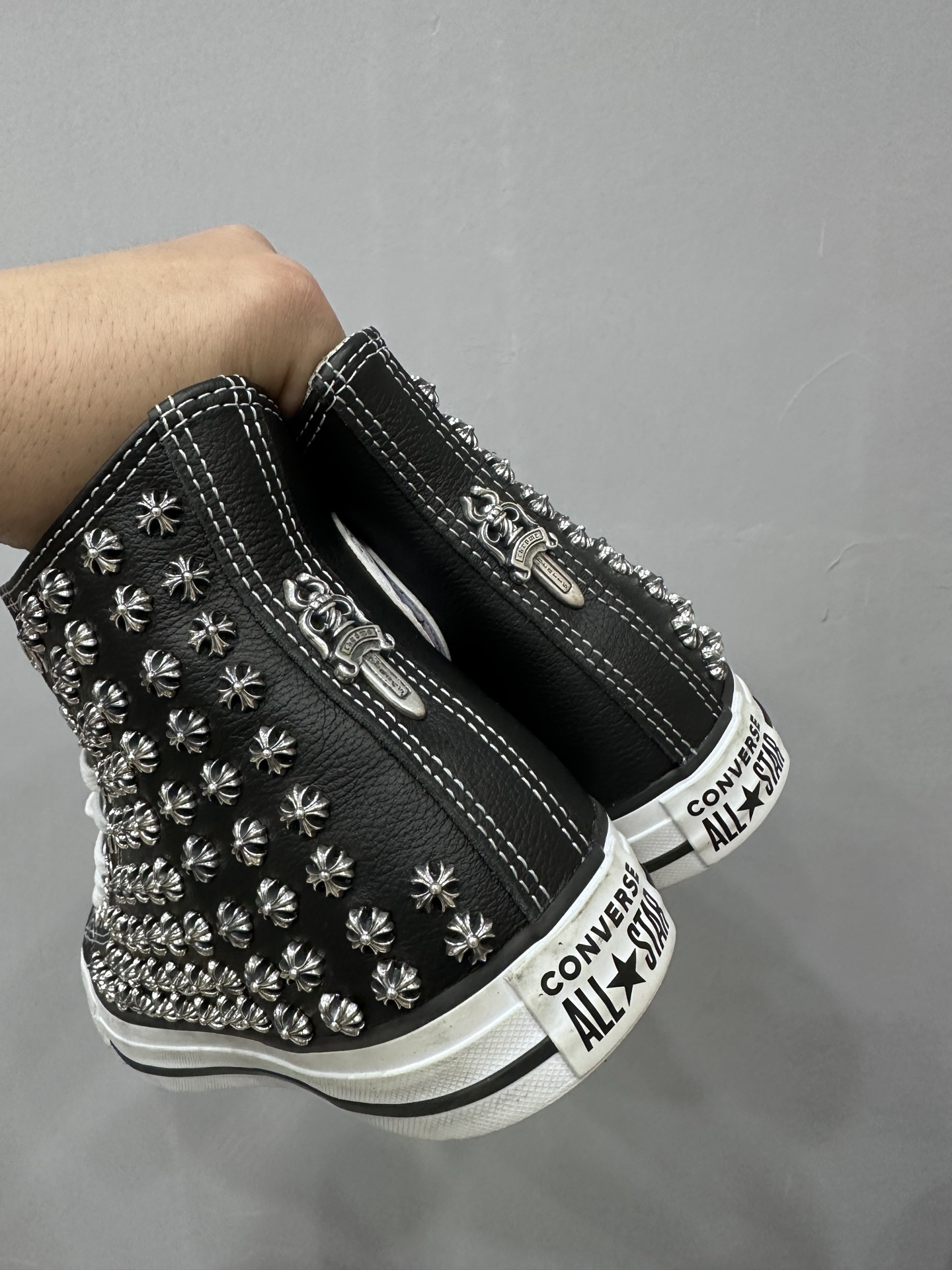 クロムハーツ x Converse スタッズ ハイトップ スニーカー ブラック 詳細画像 3