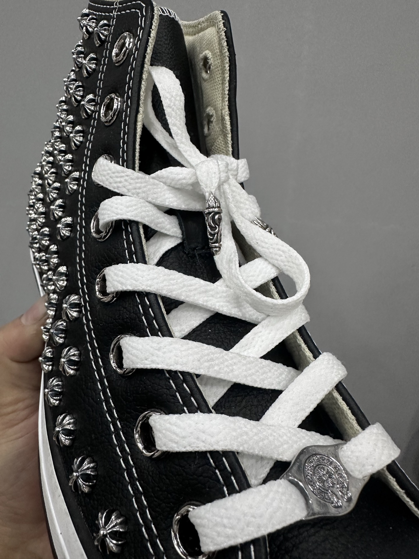 クロムハーツ x Converse スタッズ ハイトップ スニーカー ブラック 画像 4