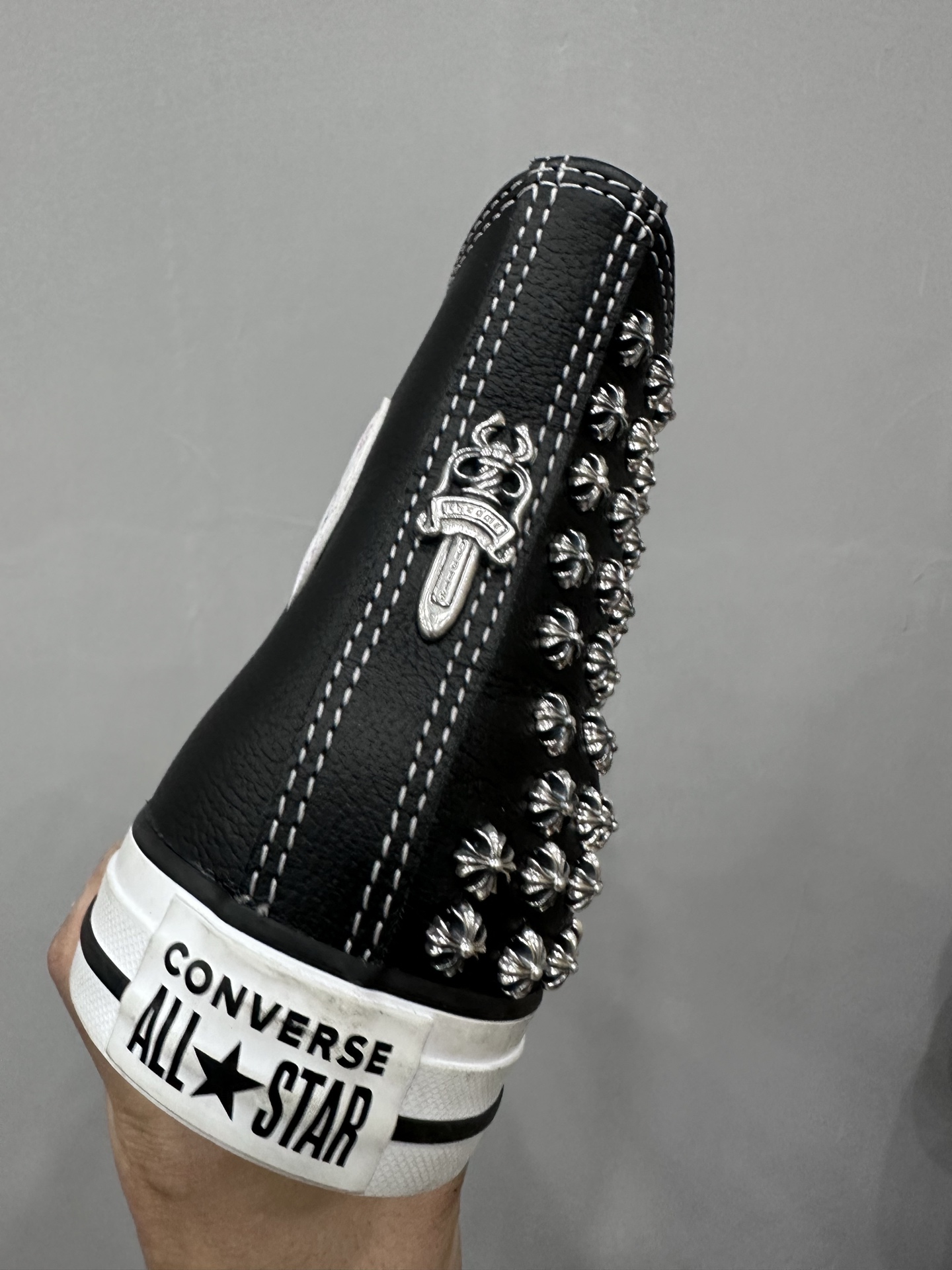 クロムハーツ x Converse スタッズ ハイトップ スニーカー ブラック 画像 5