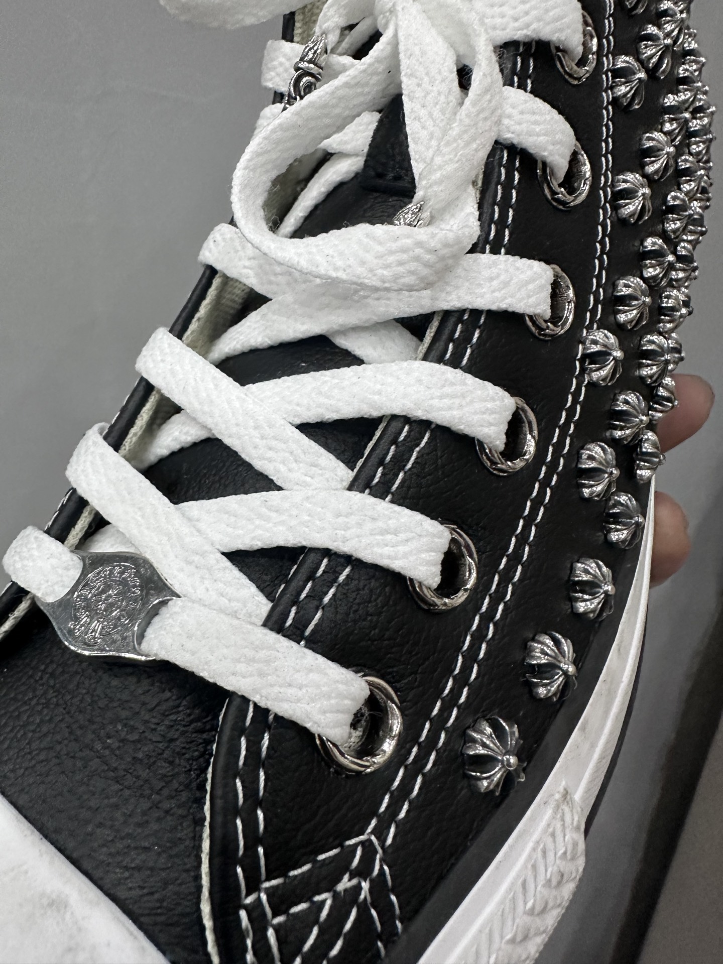 クロムハーツ x Converse スタッズ ハイトップ スニーカー ブラック 画像 9