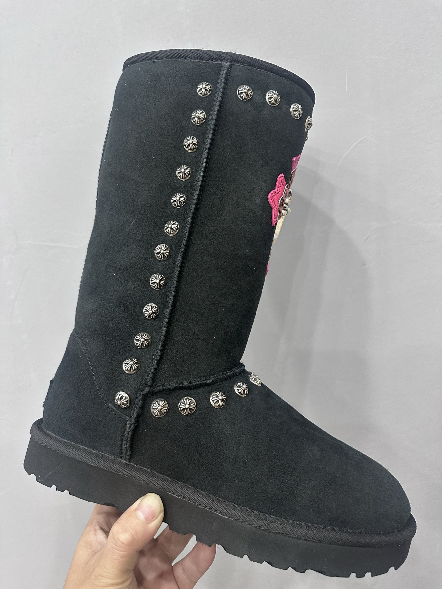 クロムハーツ x UGG スタッズ Haircalf High Snow ブーツ ブラック ピンク 詳細画像 1