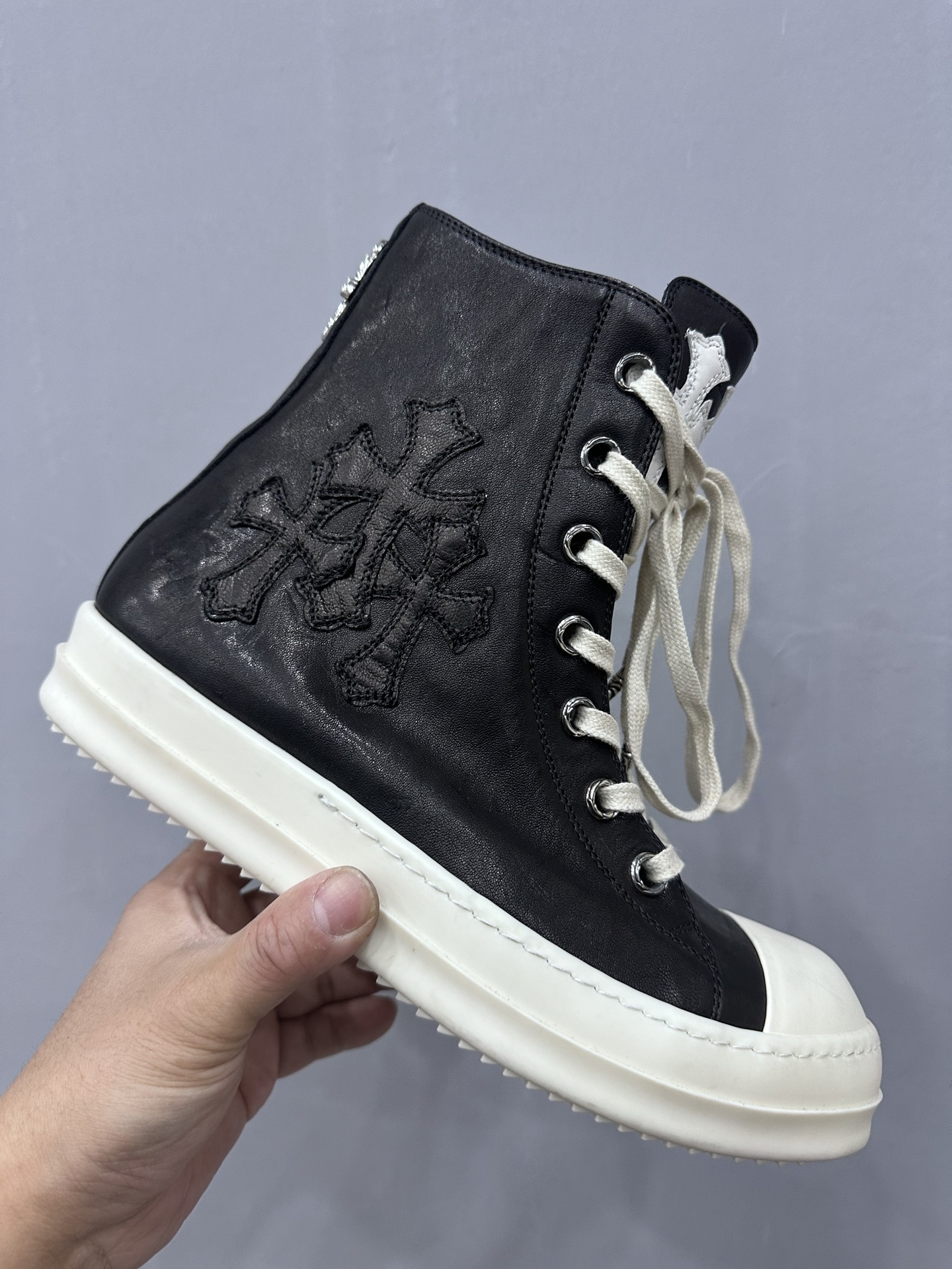 クロムハーツ x リック オウエンス クロス レザーパッチ 1970s High Top スニーカー 詳細画像 1