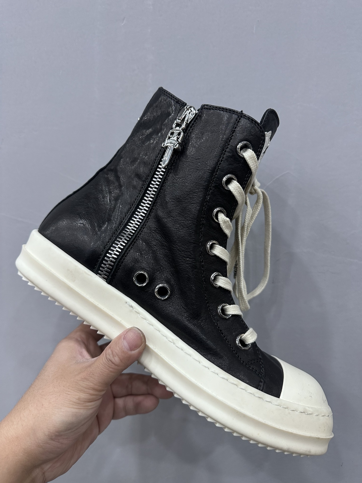 クロムハーツ x リック オウエンス クロス レザーパッチ 1970s High Top スニーカー 詳細画像 2