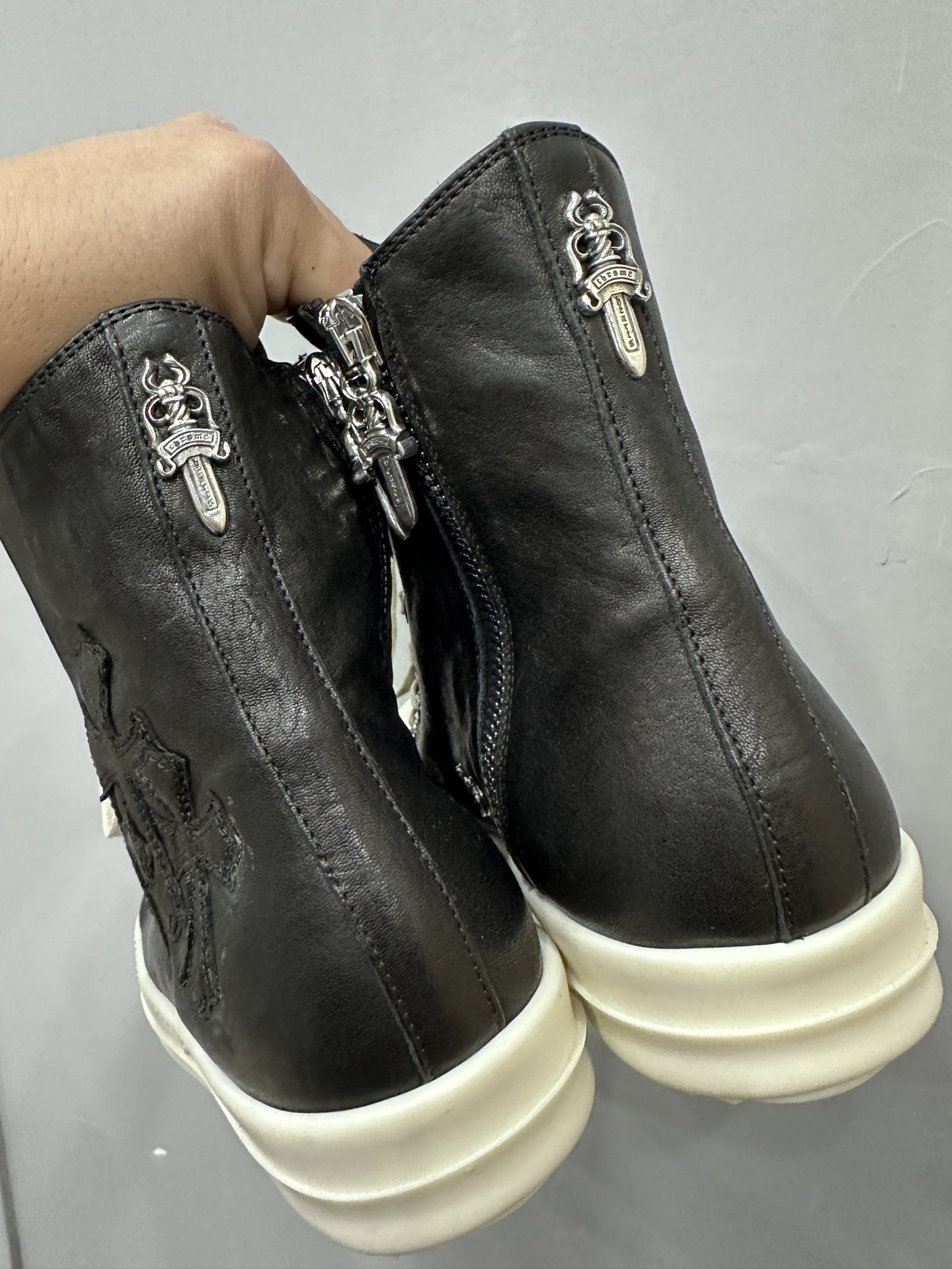 クロムハーツ x リック オウエンス クロス レザーパッチ 1970s High Top スニーカー 詳細画像 3