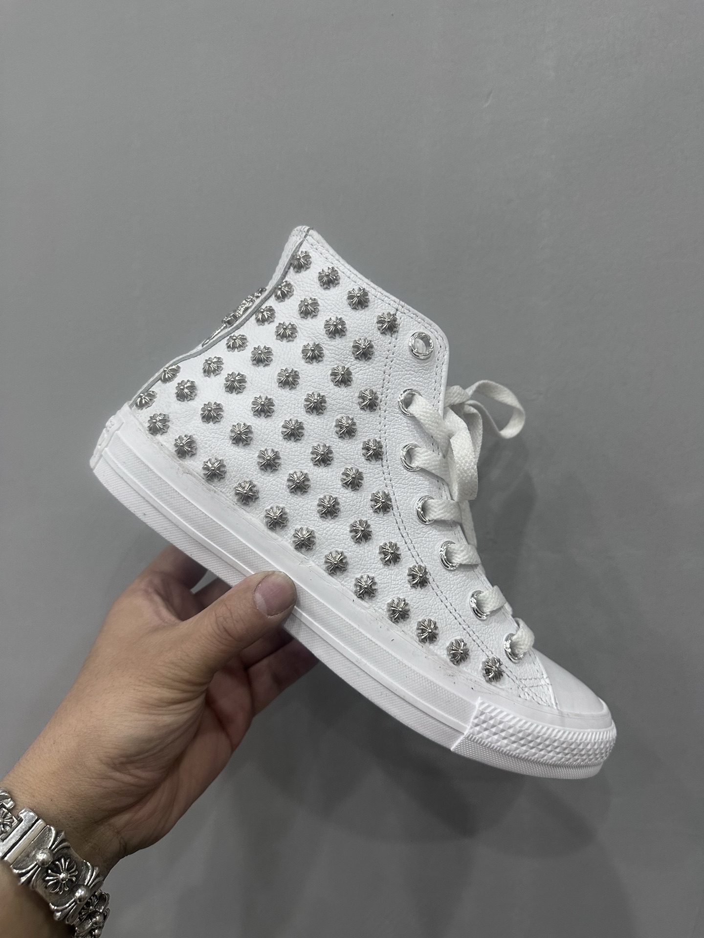 クロムハーツ x Converse スタッズ ハイトップ スニーカー ホワイト 詳細画像 1