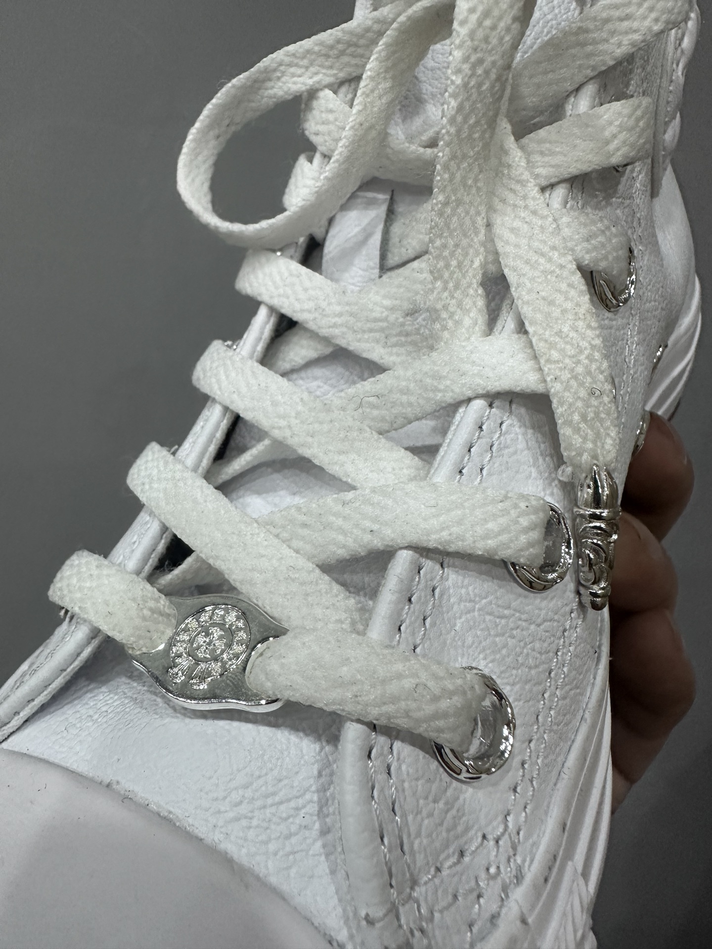 クロムハーツ x Converse スタッズ ハイトップ スニーカー ホワイト 詳細画像 3
