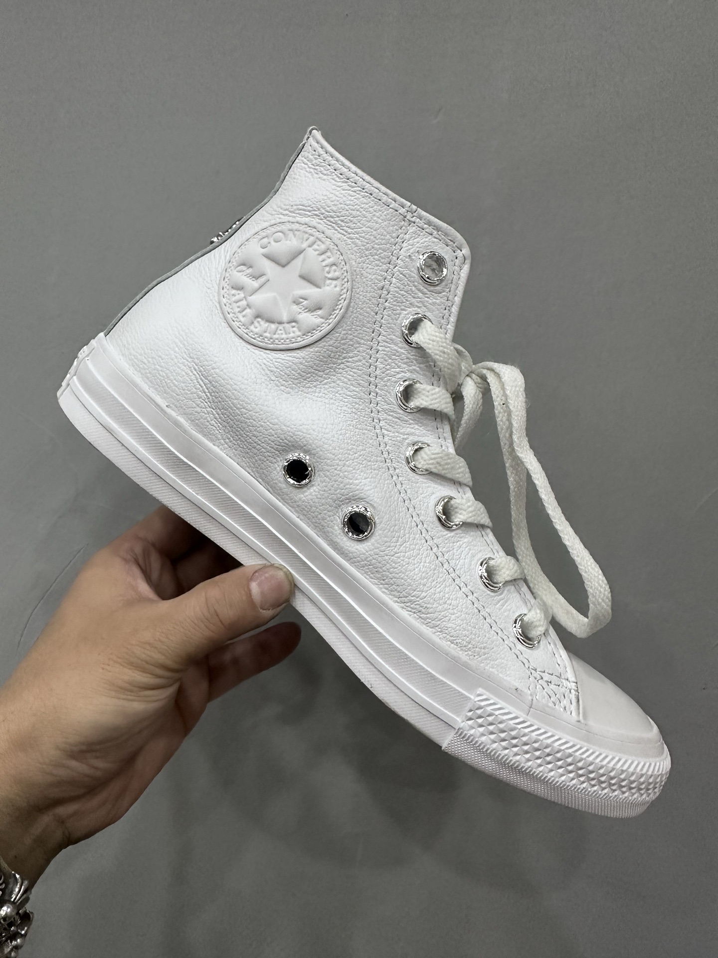 クロムハーツ x Converse スタッズ ハイトップ スニーカー ホワイト 画像 5