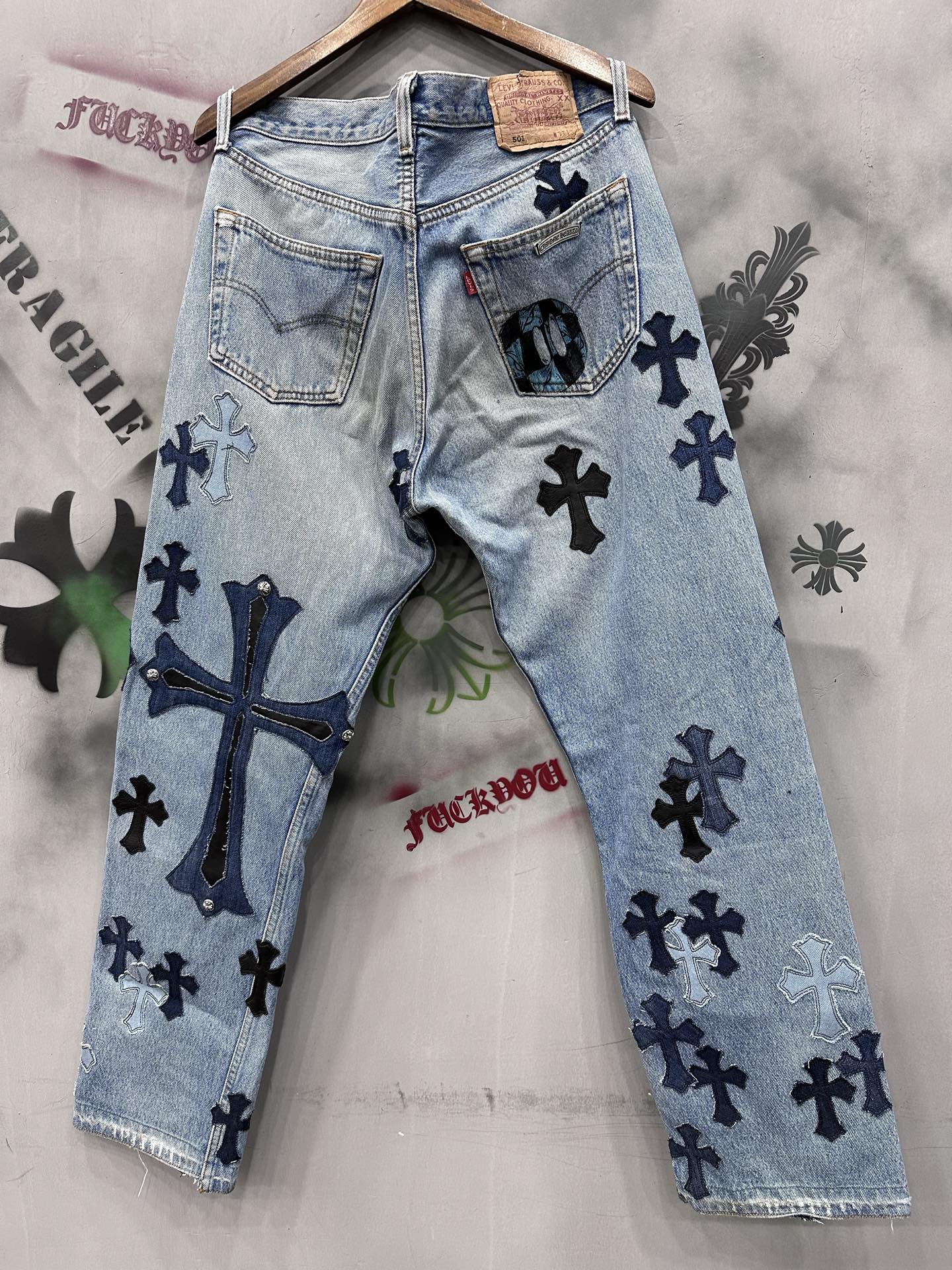 クロムハーツ x Levi's 501 ペイント パッチワーク ジーンズ ウォッシュドブルー 詳細画像 1