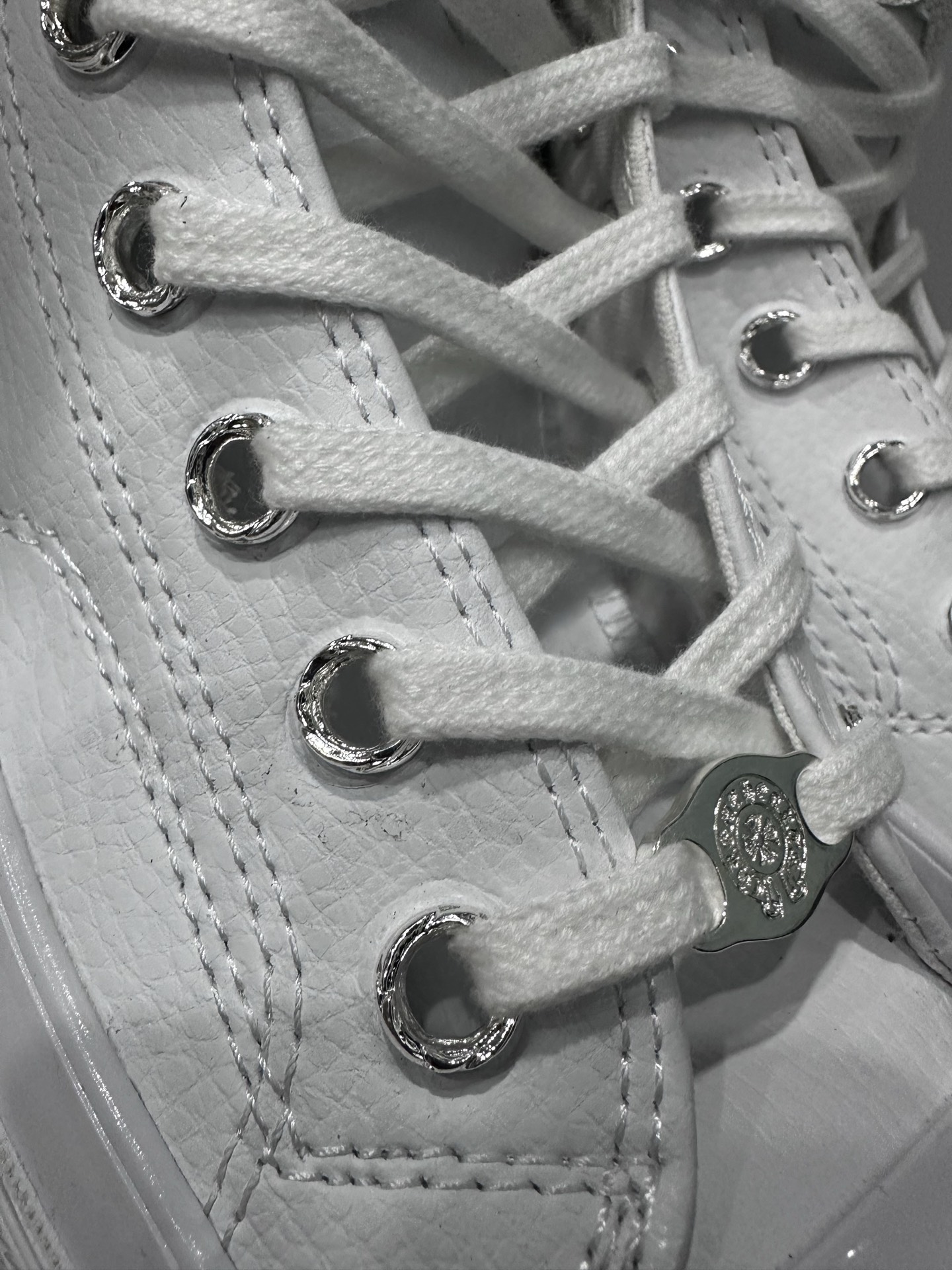 クロムハーツ x Converse レザー ハイトップ スニーカー ホワイト 詳細画像 3