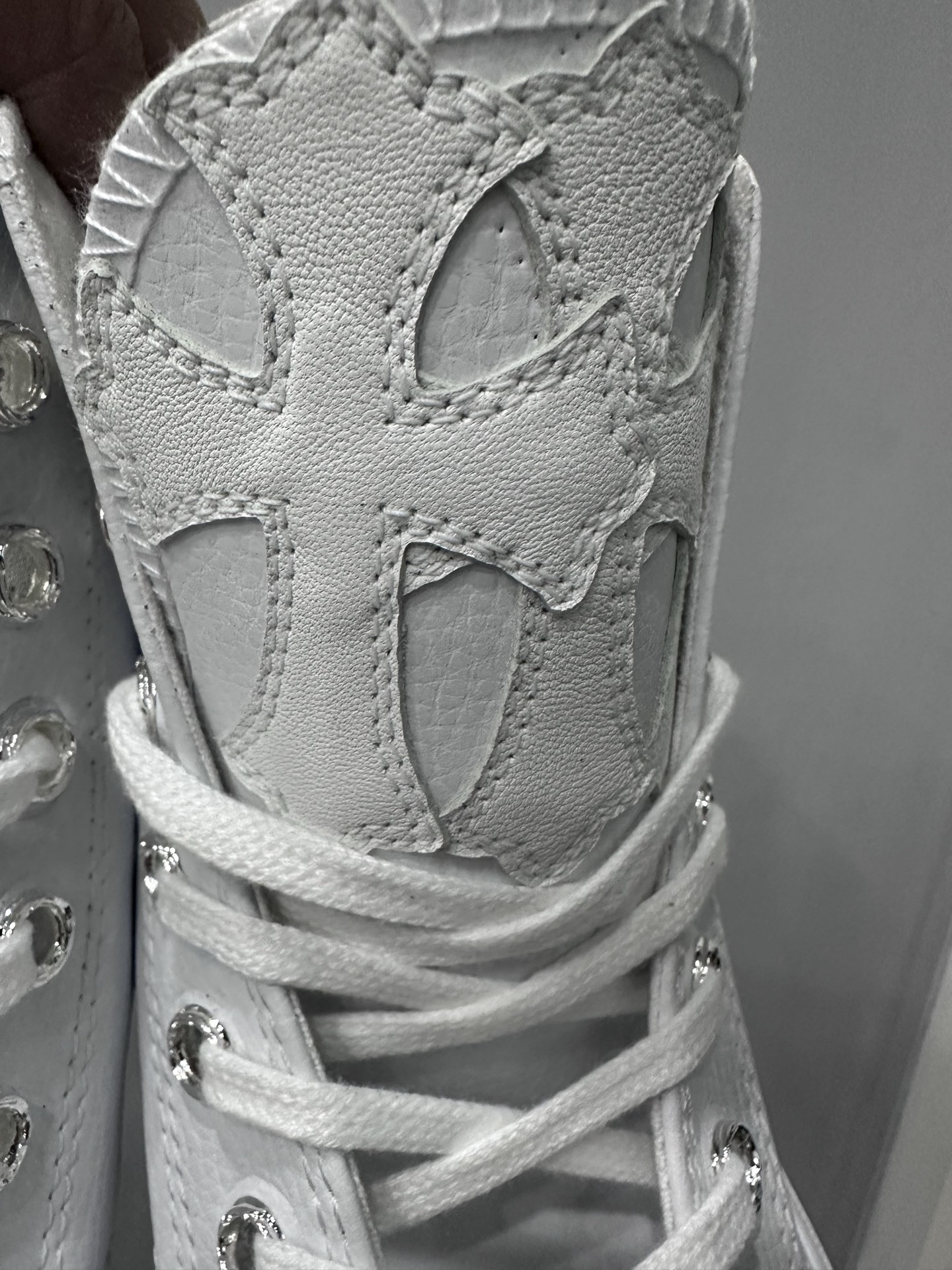 クロムハーツ x Converse レザー ハイトップ スニーカー ホワイト 画像 5