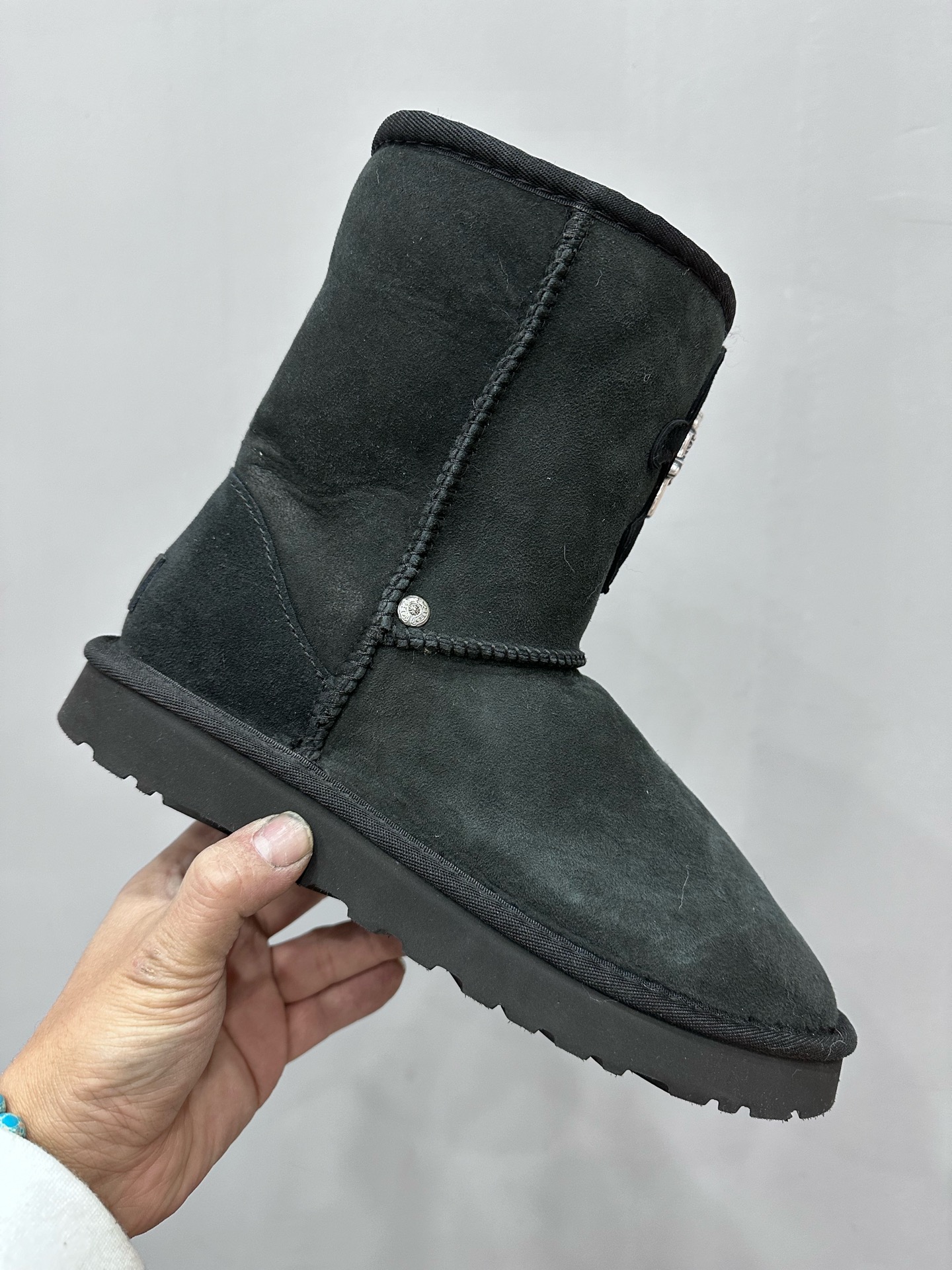 クロムハーツ x UGG ダガー レザーパッチ Mid Snow ブーツ ブラック 詳細画像 1