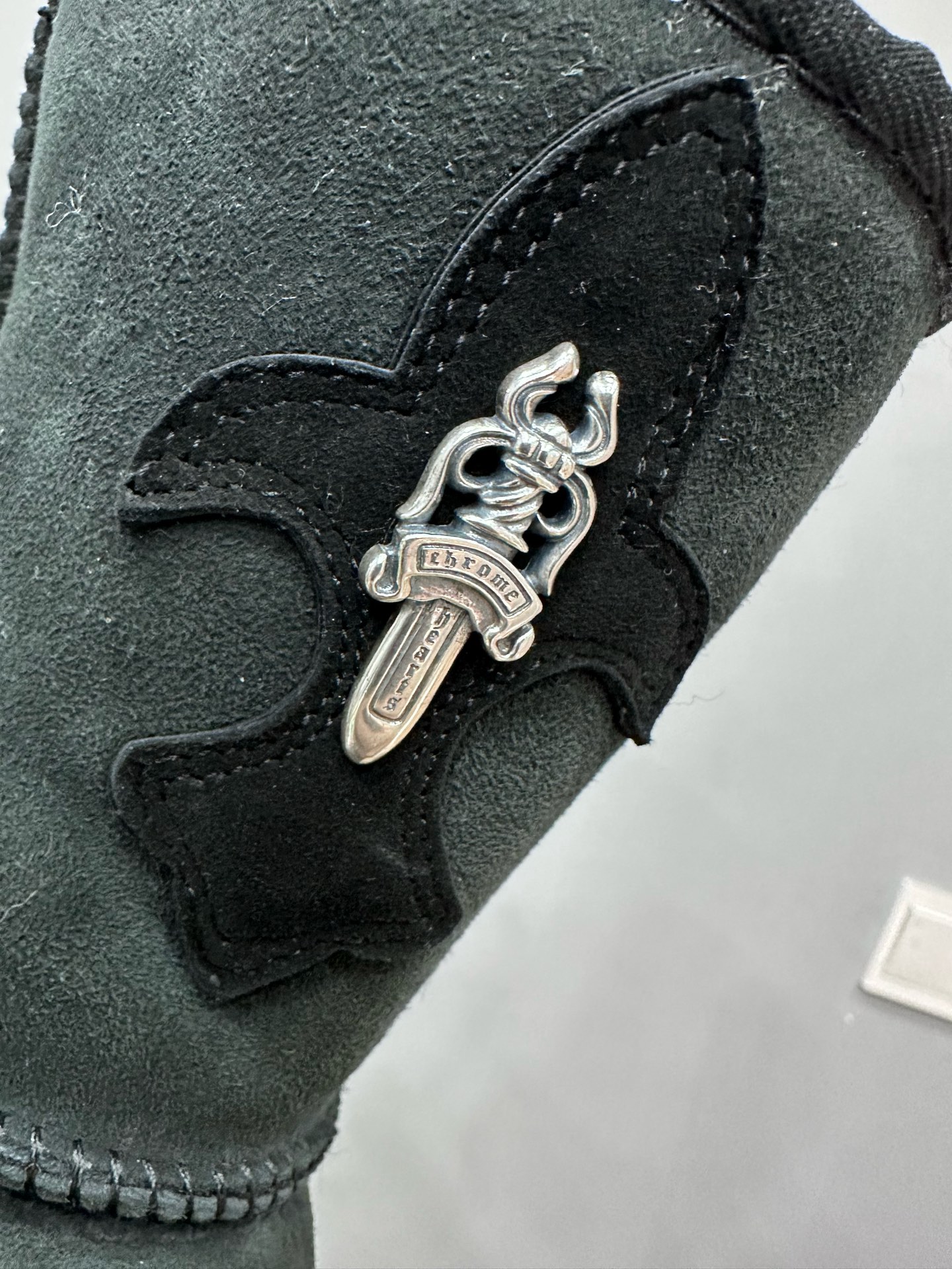 クロムハーツ x UGG ダガー レザーパッチ Mid Snow ブーツ ブラック 詳細画像 2