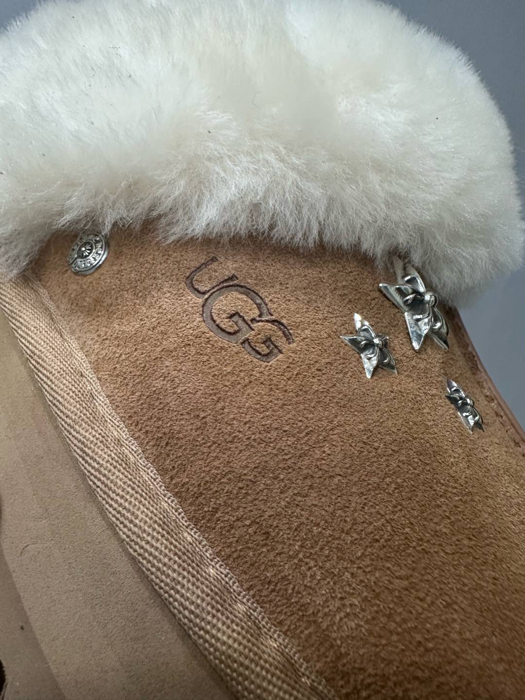 クロムハーツ x UGG スライド カーキ 詳細画像 3