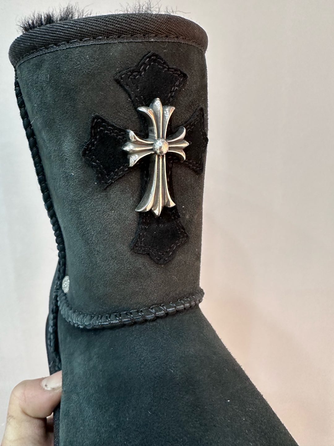 クロムハーツ x UGG クロス レザーパッチ Mid Snow ブーツ ブラック 詳細画像 1