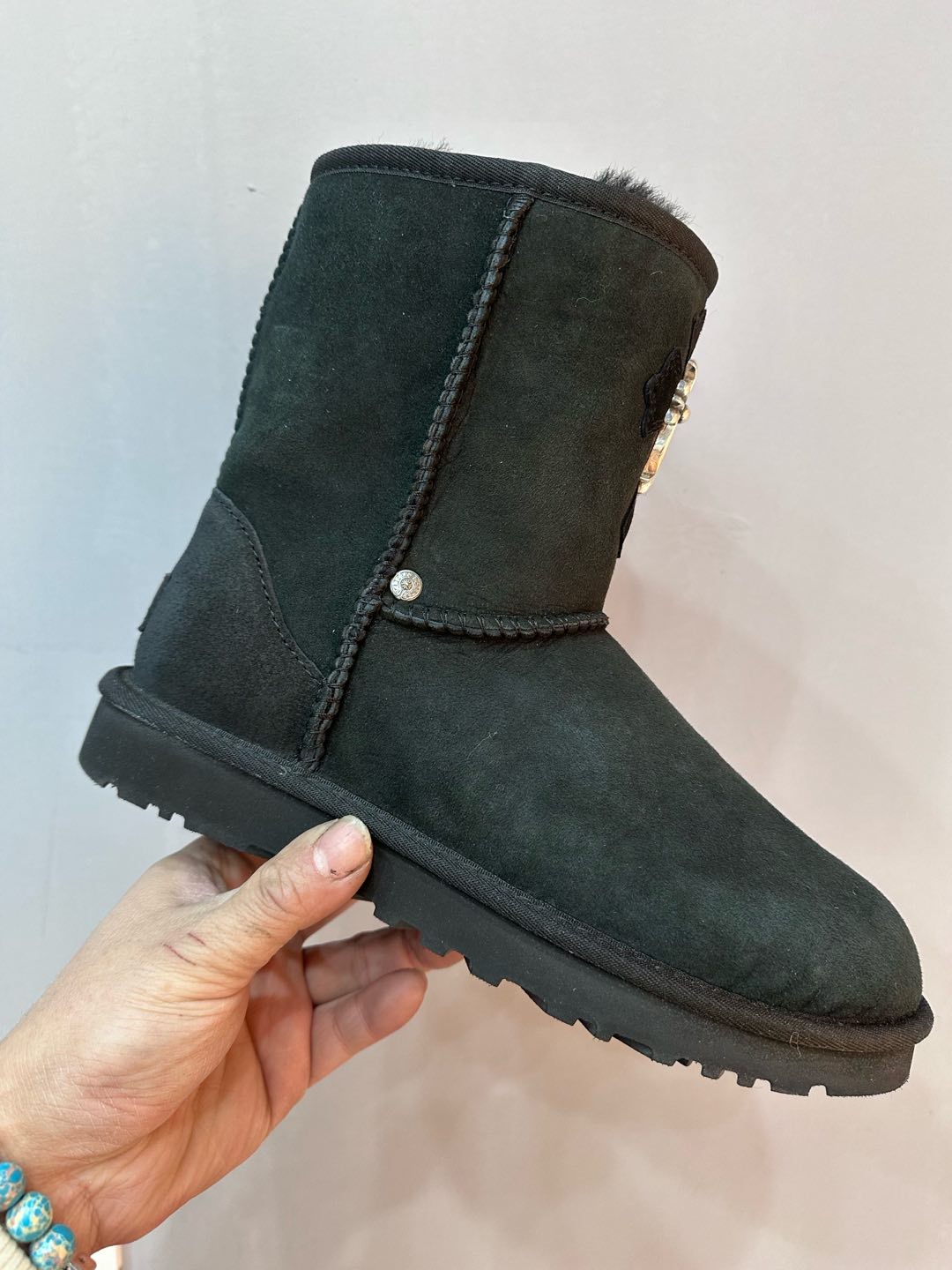 クロムハーツ x UGG クロス レザーパッチ Mid Snow ブーツ ブラック 詳細画像 2